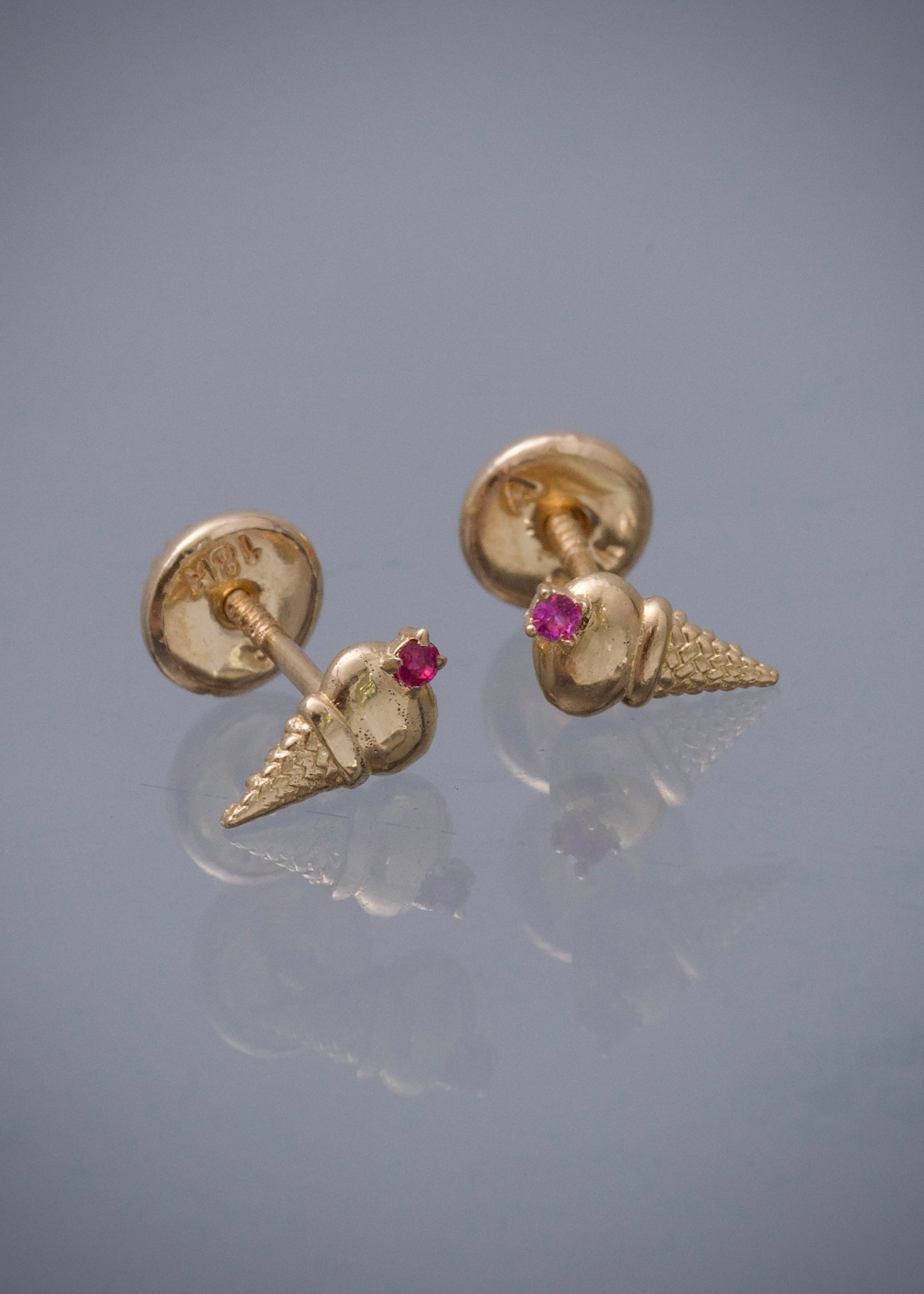 Topos helado con swarvski fucsia 0.7gr / Largo 0.7cm / Oro Amarillo Nac M