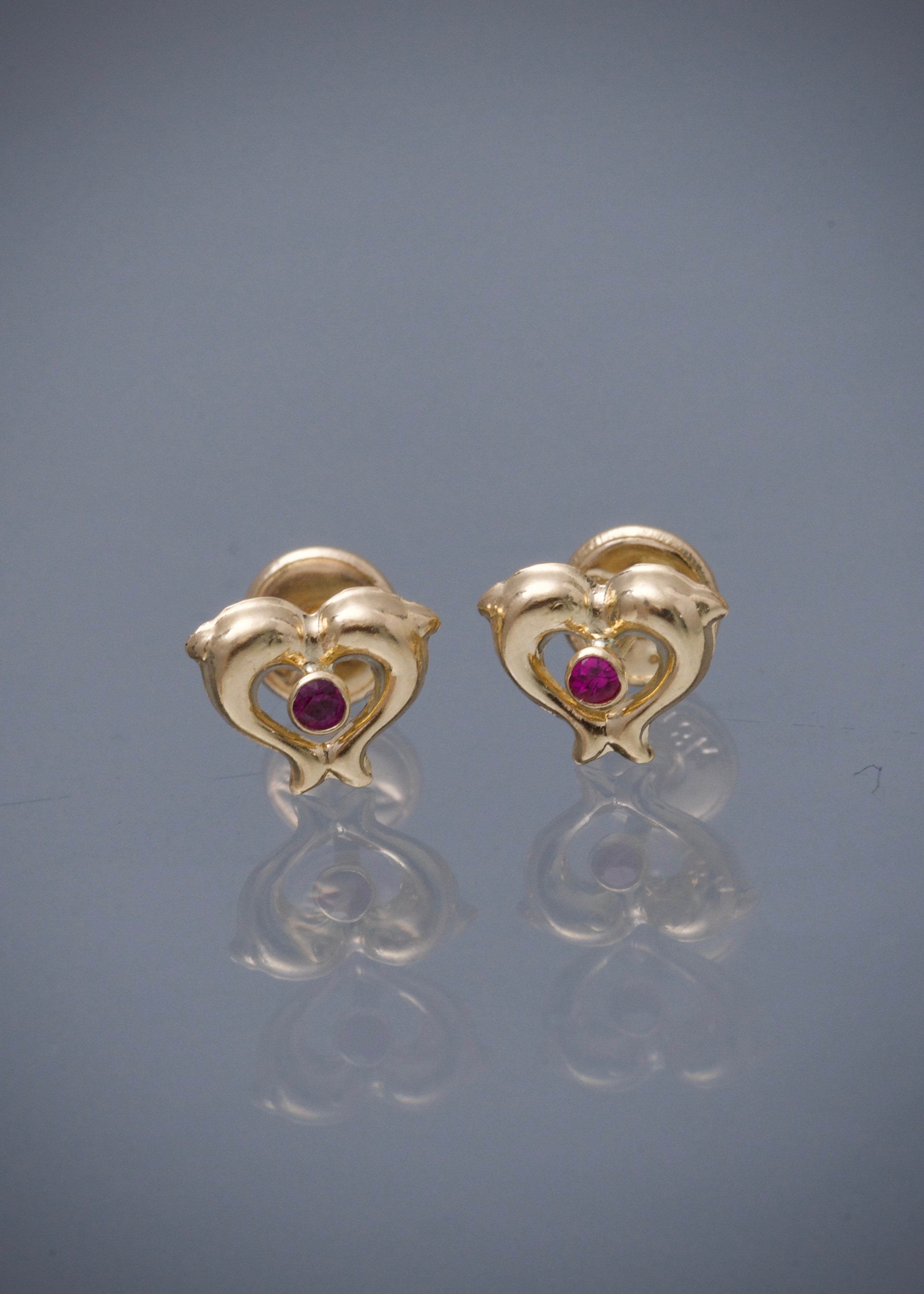 Topos delfines con swarovski fucsia 0.55gr / Largo 0.7cm / Oro Amarillo Nac M
