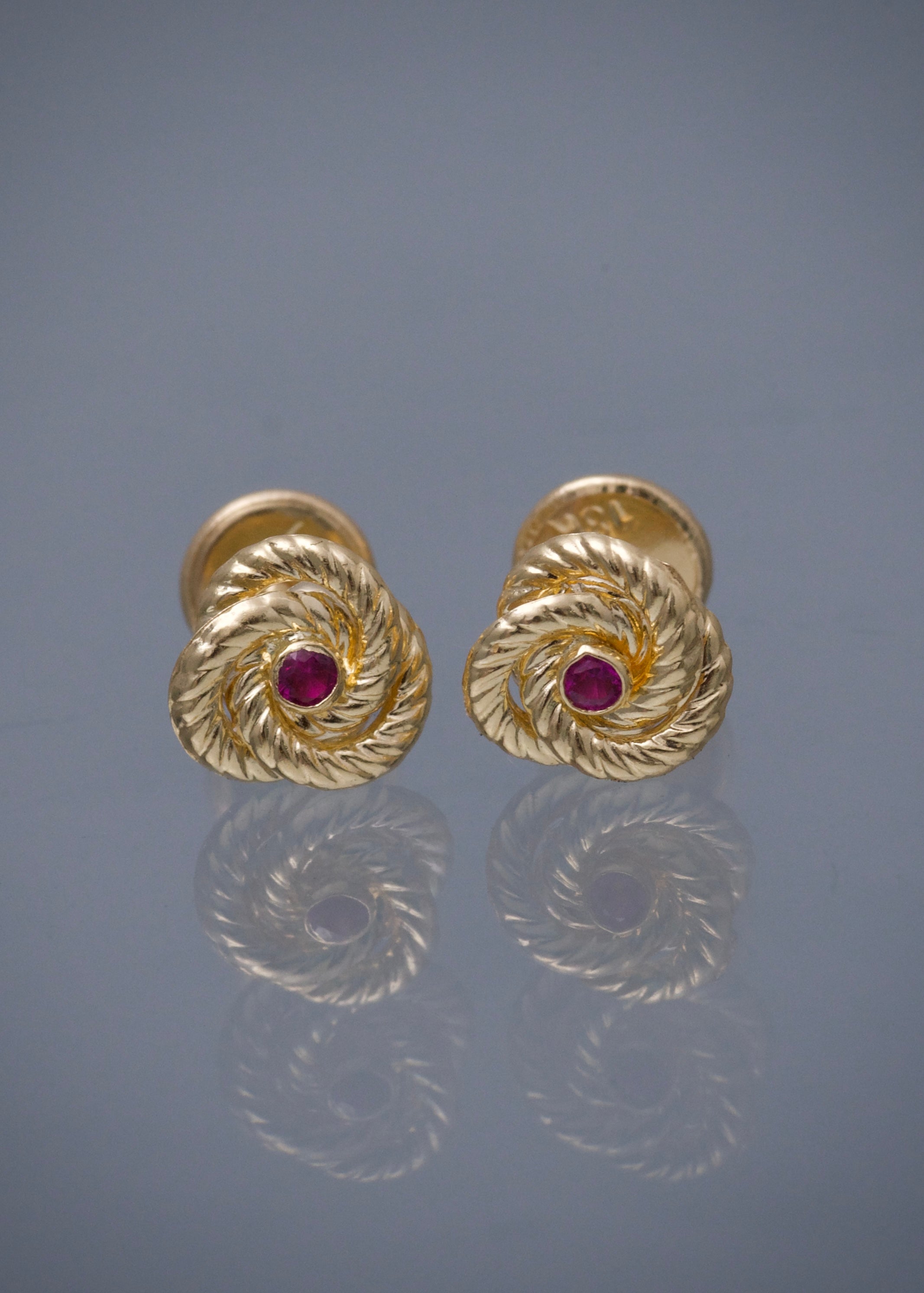 Topos flor con swarovski fucsia 0.75gr / Largo 0.7cm / Oro Amarillo Nac M