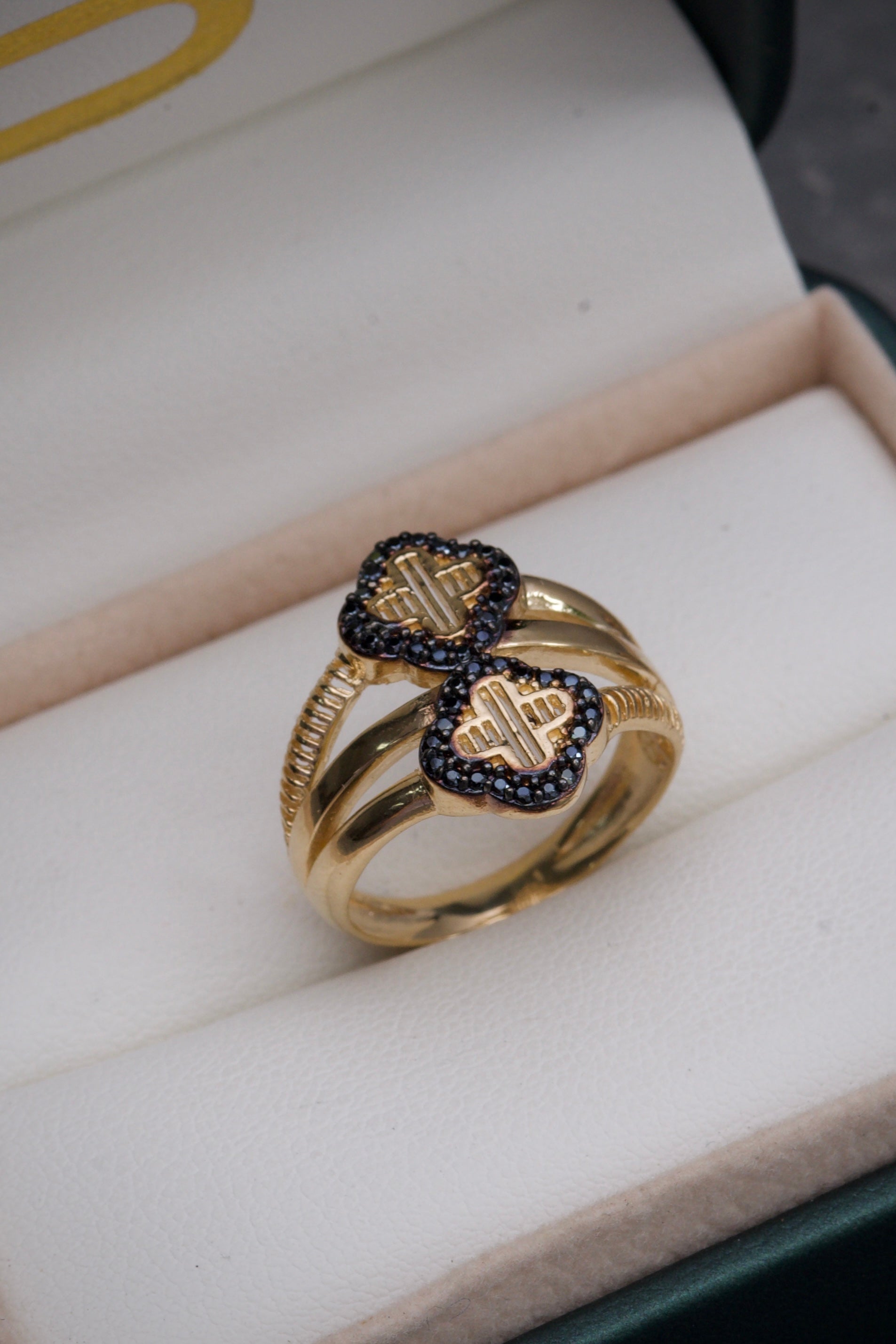 Anillo tipo lucky con swarovski negro 4.85gr / TALLA 6 3/4 / Oro Amarillo Nac B