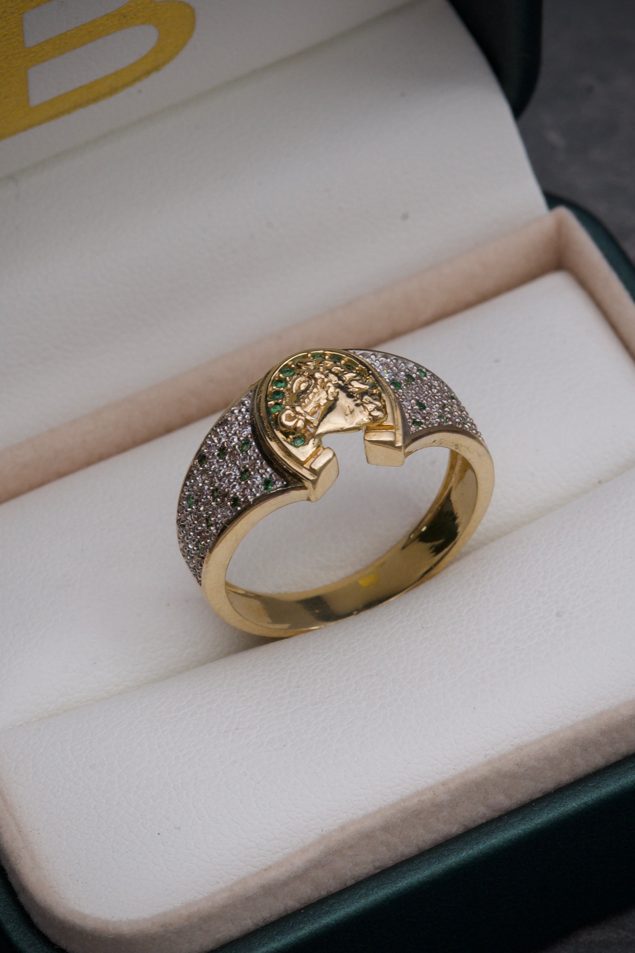 Anillo de herradura con caballo y swarovski verde 7.05gr / TALLA 11 / Oro Amarillo Nac B