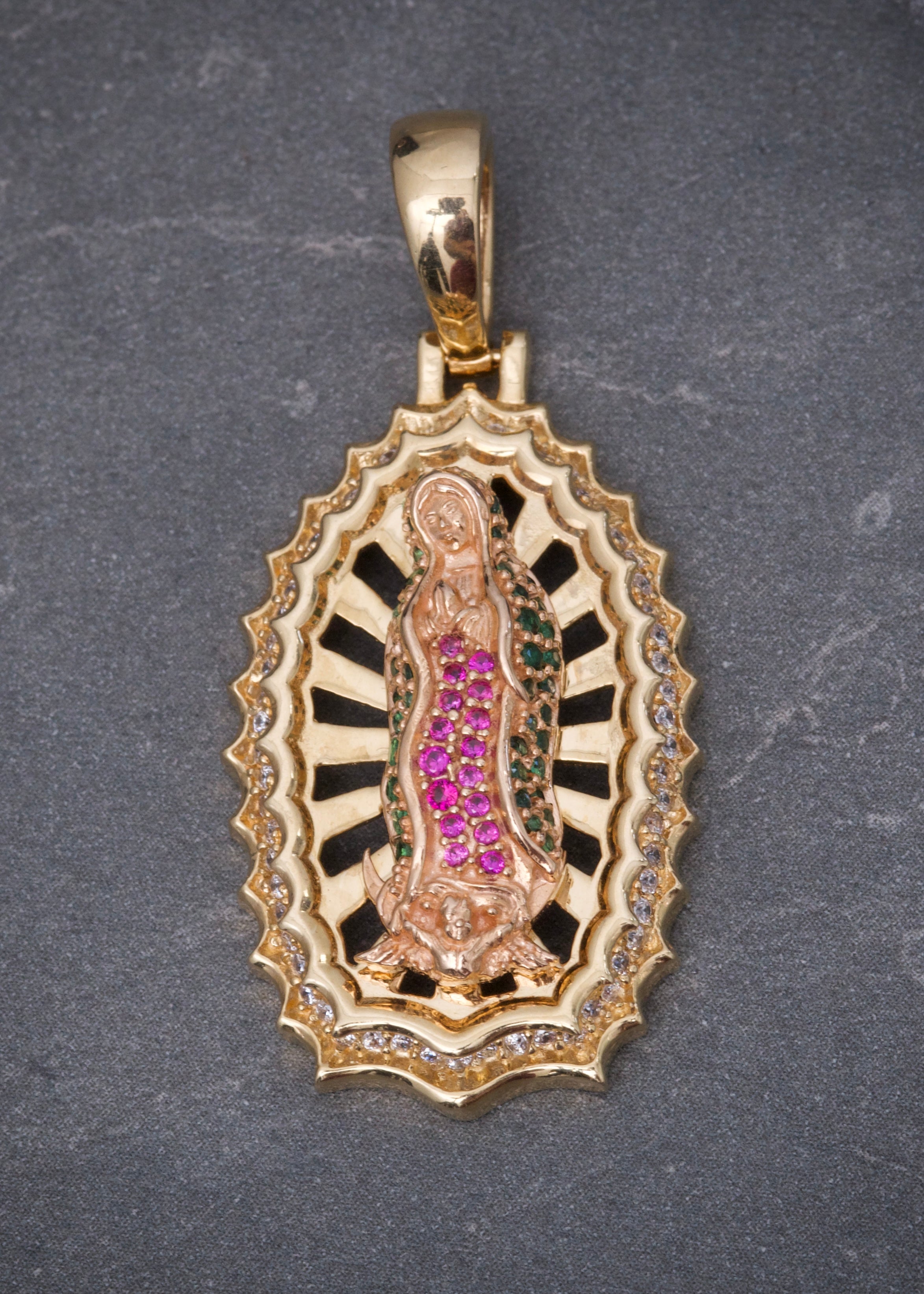 Dije virgen de guadalupe con swarovski verde 9.5gr / Largo 4.2cm / Dos Oros Nac M