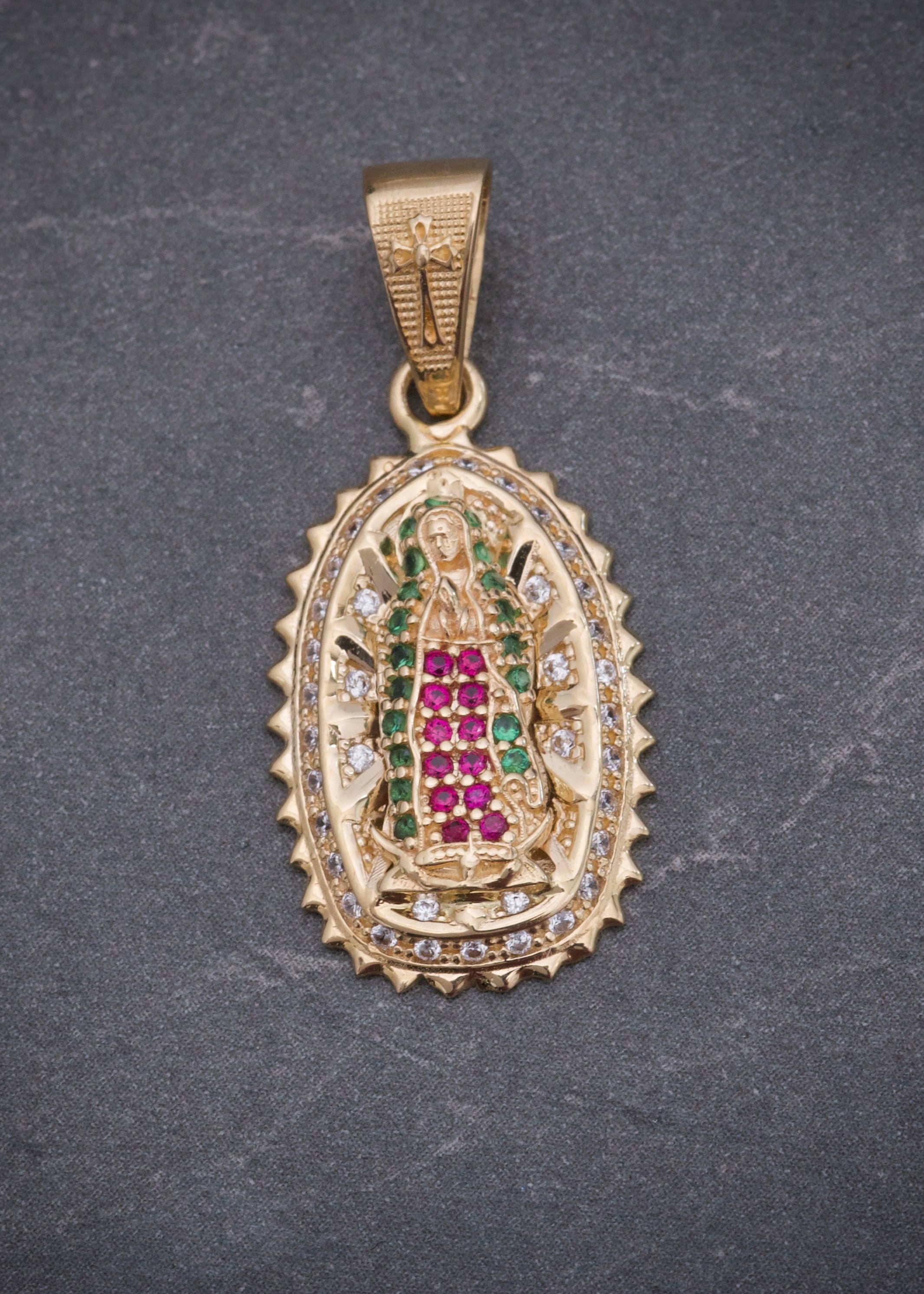 Dije virgen de guadalupe con swarovski verde 3.4gr / Largo 3.2cm / Oro Amarillo Nac M