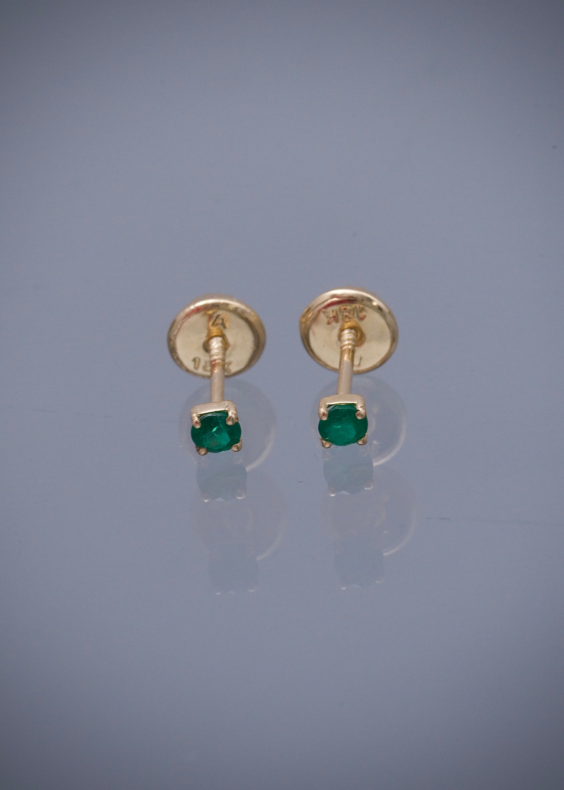 Topos con 11pts de esmeralda 0.45gr / Largo 0.24cm / Oro Amarillo Nac (Joya) M