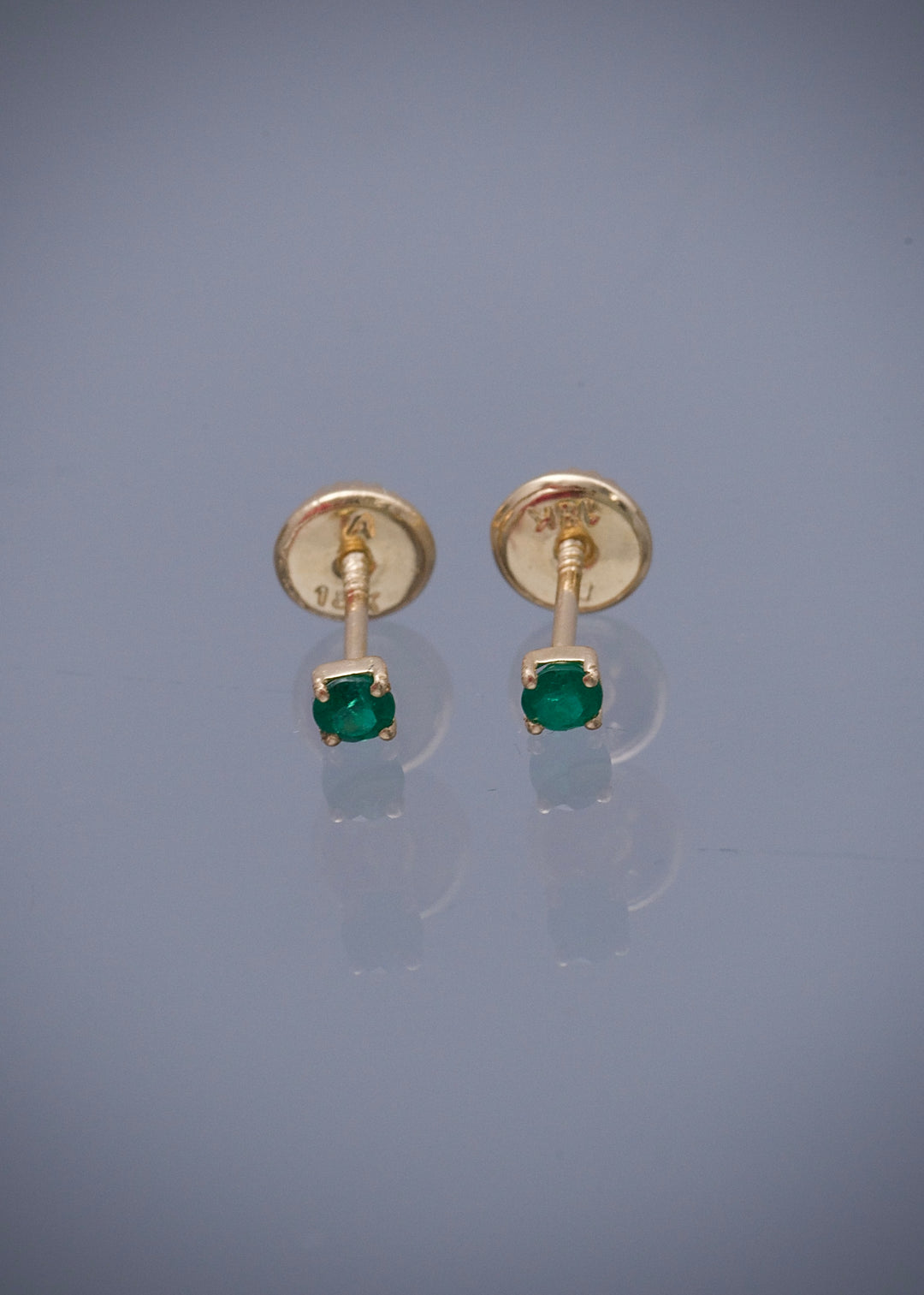 Topos con 12pts de esmeralda 0.5gr / Largo 0.26cm — Oro Amarillo