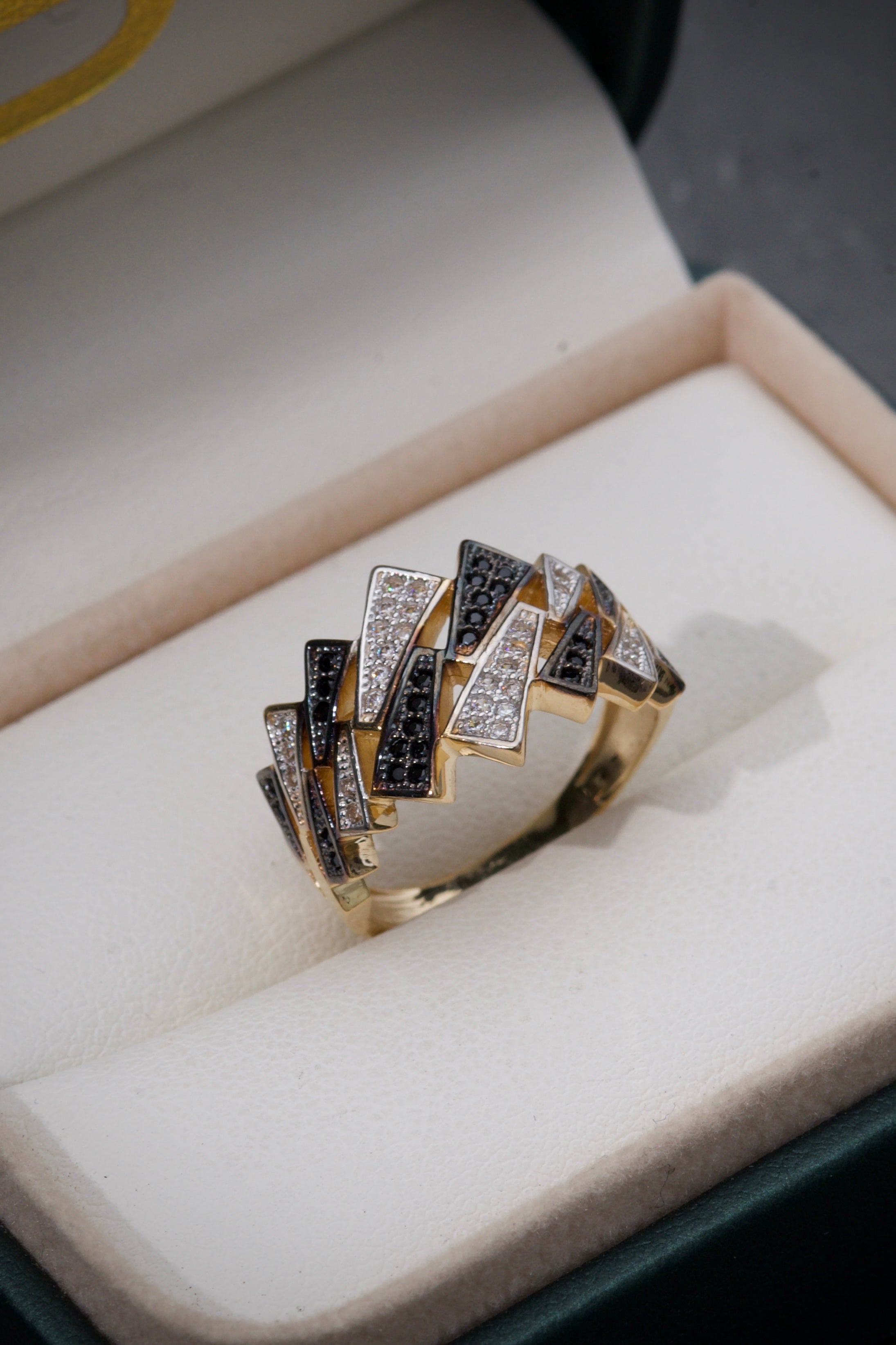 Anillo Rustico Con Rodio Negro. Blanco Y Swarovski  5.45gr / TALLA 6 1/4 / Oro Amarillo Nac M