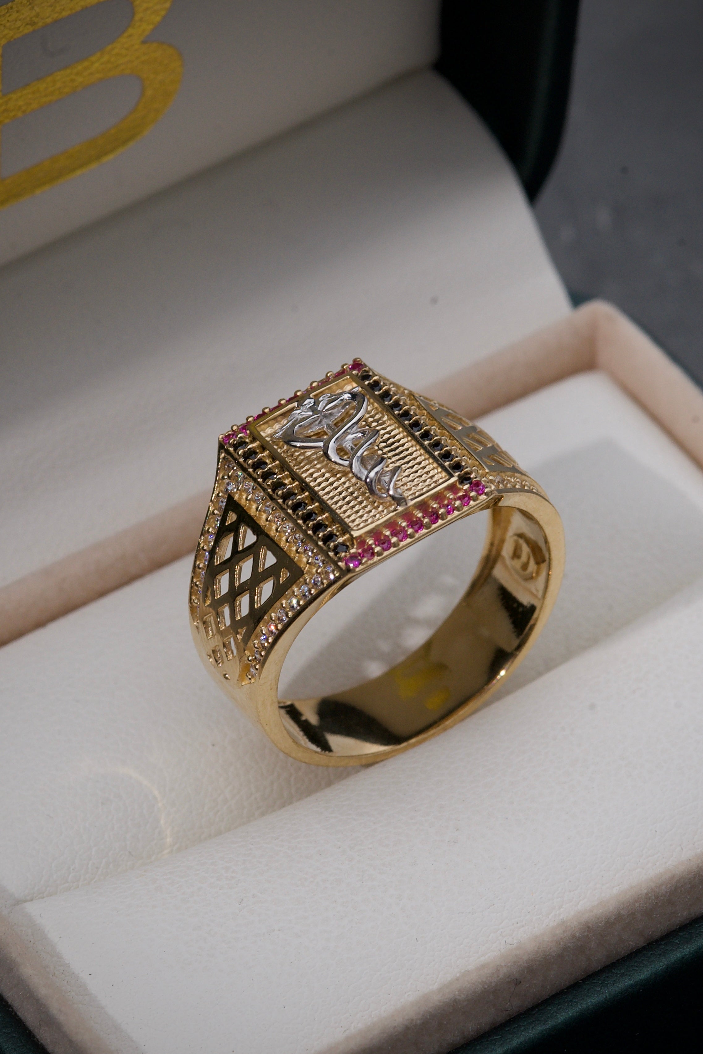 Anillo Con Simbolo De Medico y Swarovski 8.1gr / TALLA 10 1/4 / Oro Amarillo Nac M