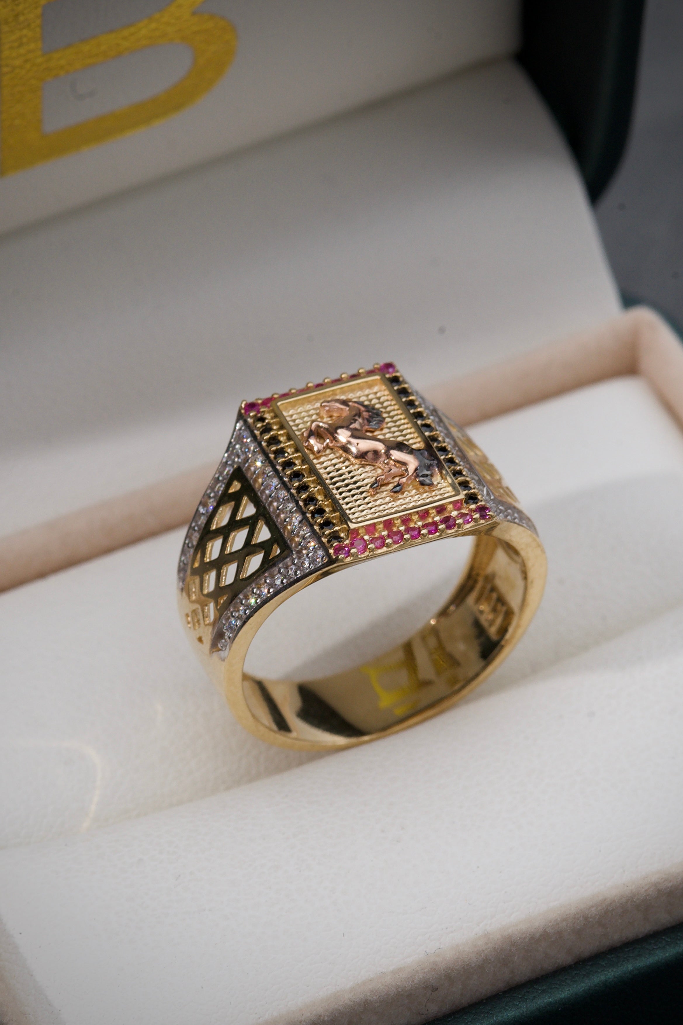Anillo de caballo con swarovki multicolor 7.95gr / TALLA 9 1/2 / Oro Amarillo Nac P