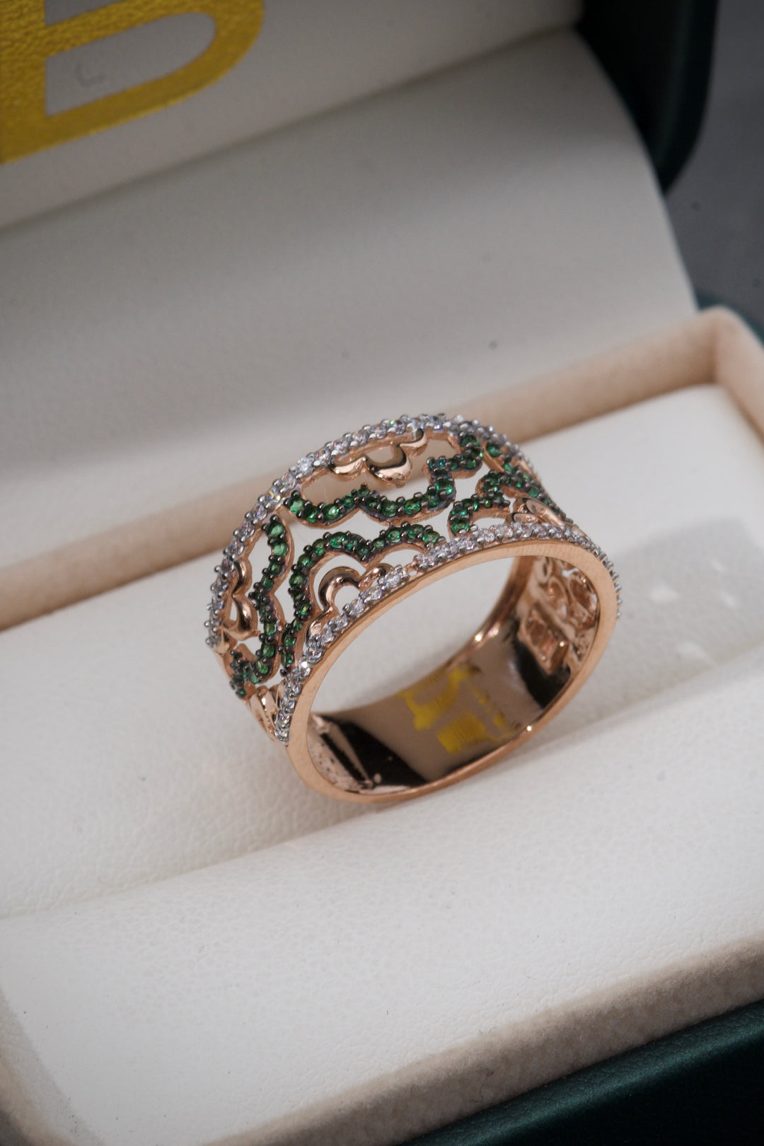 Anillo grabado tipo flor con swarovski verde y blanco 5.6gr / Talla 8 — Oro Rosado