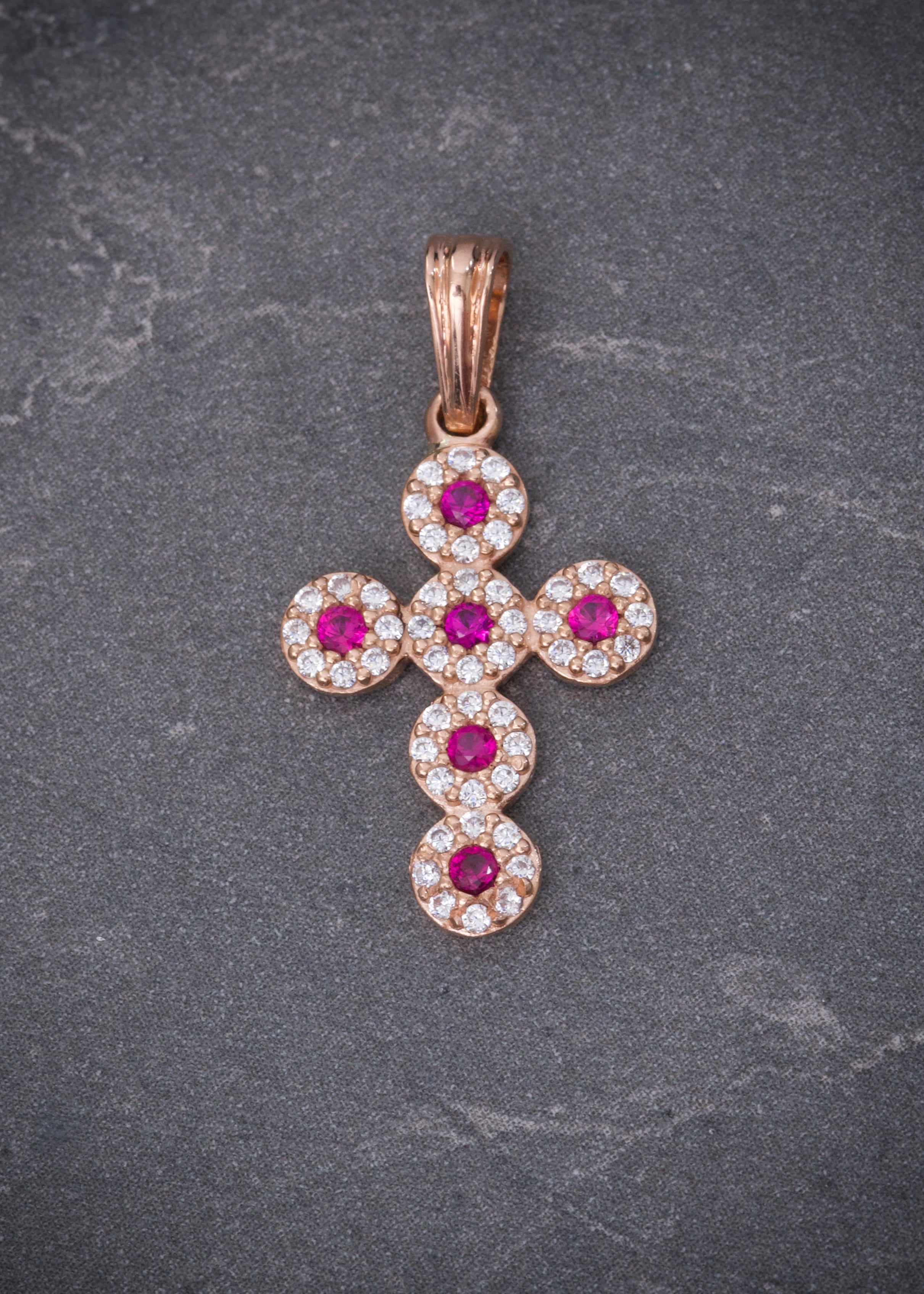 Dije cruz con swarovski fucsia y blanco 1.55gr / Largo 2.5cm / Oro Rosado Nac B