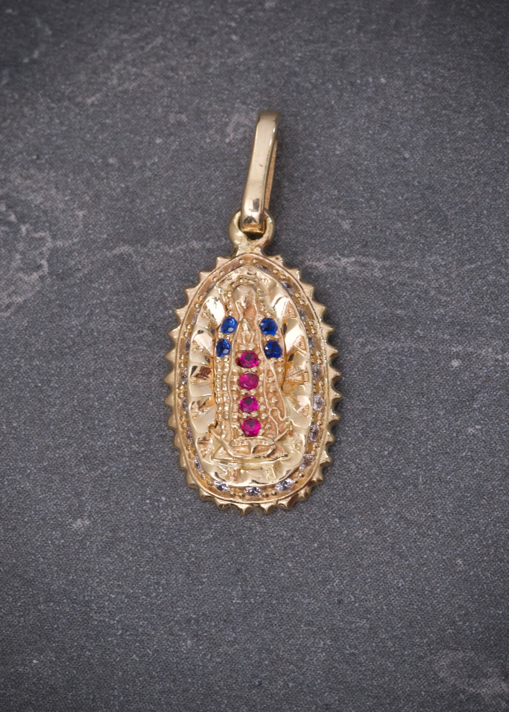 Dije virgen de guadalupe con swarovski azul 1.4gr / Largo 2.3cm / Oro Amarillo Nac P