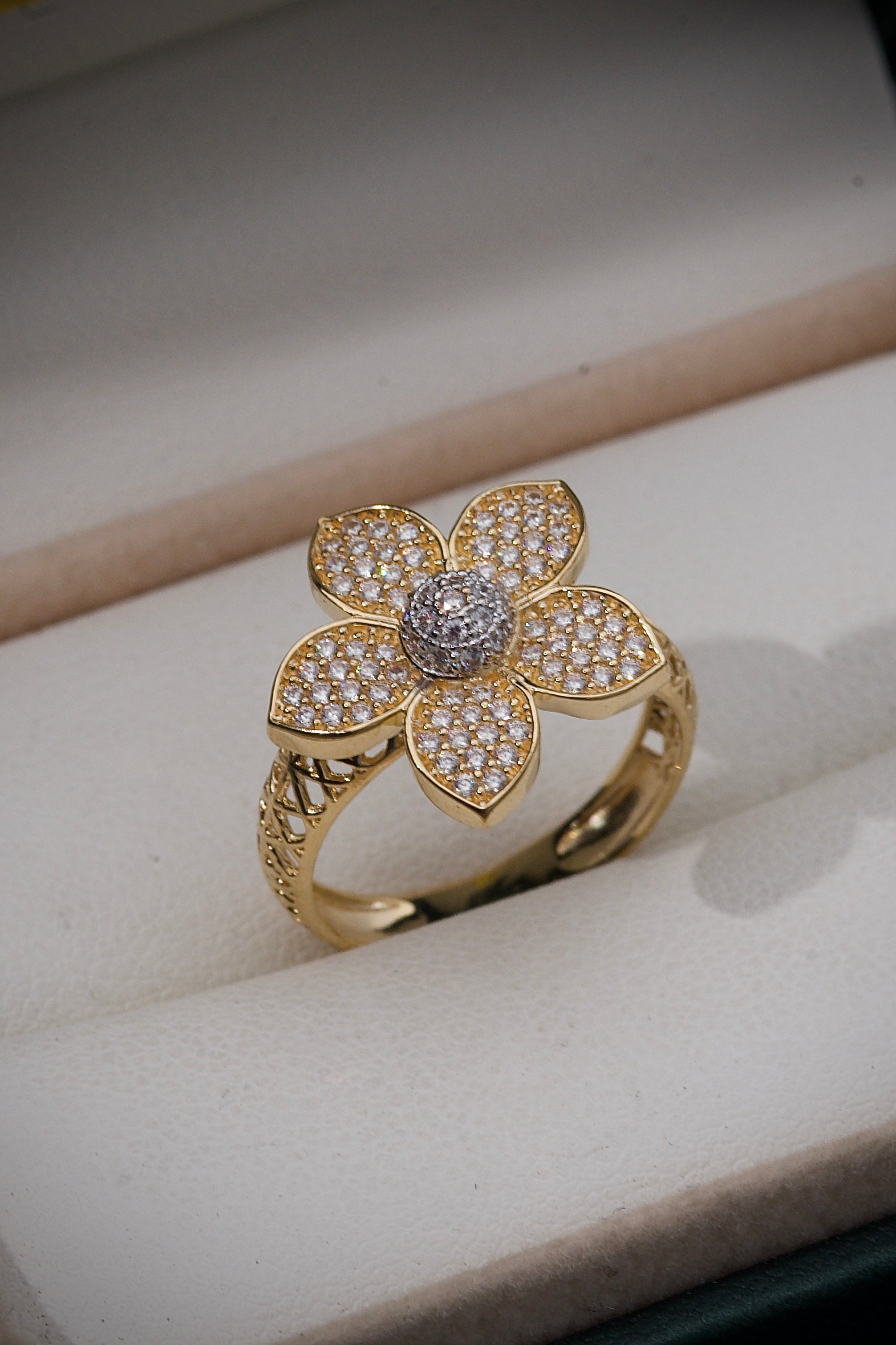 Anillo De FLOR Con Swarovski BLAnco 3.55gr / TALLA 6 1/4 / Oro Amarillo Nac M