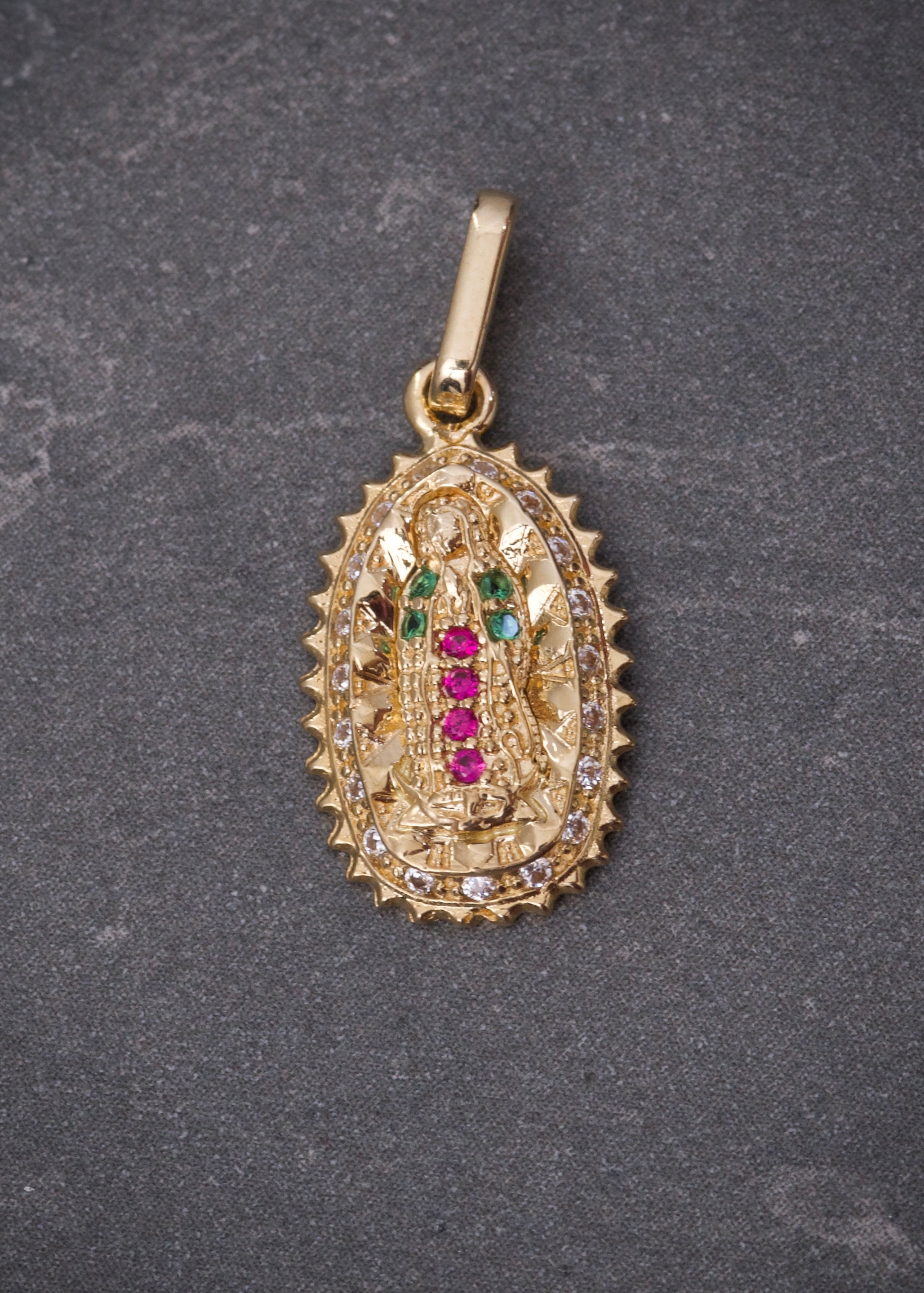 Dije virgen de guadalupe con swarovski verde 1.45gr / Largo 2.3cm / Oro Amarillo Nac P
