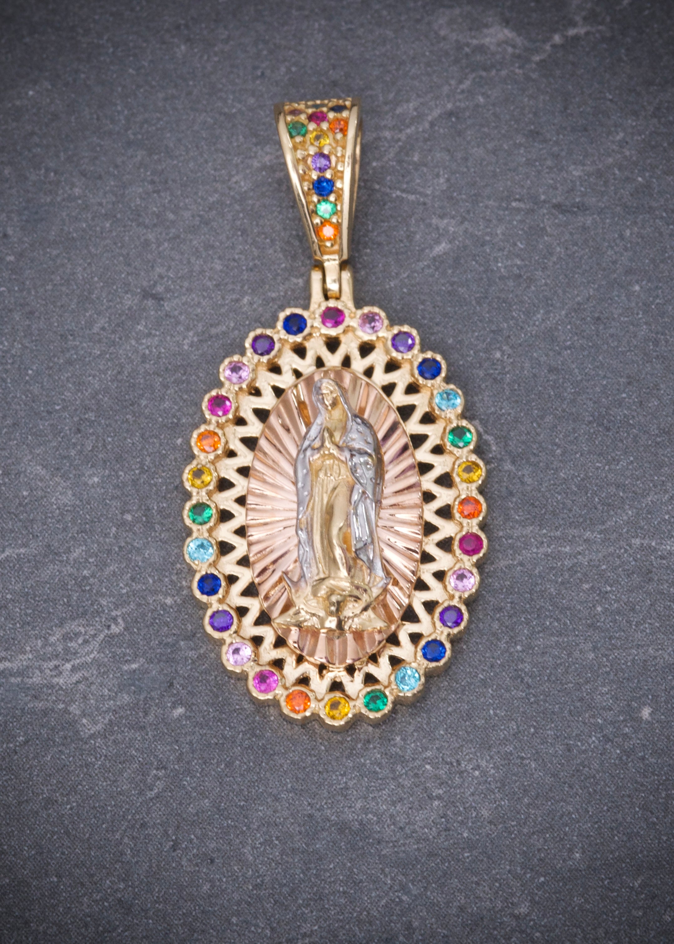 Dije virgen de guadalupe con swarovski multicolor 4.6gr / Largo 3.3cm / Dos Oros Nac B