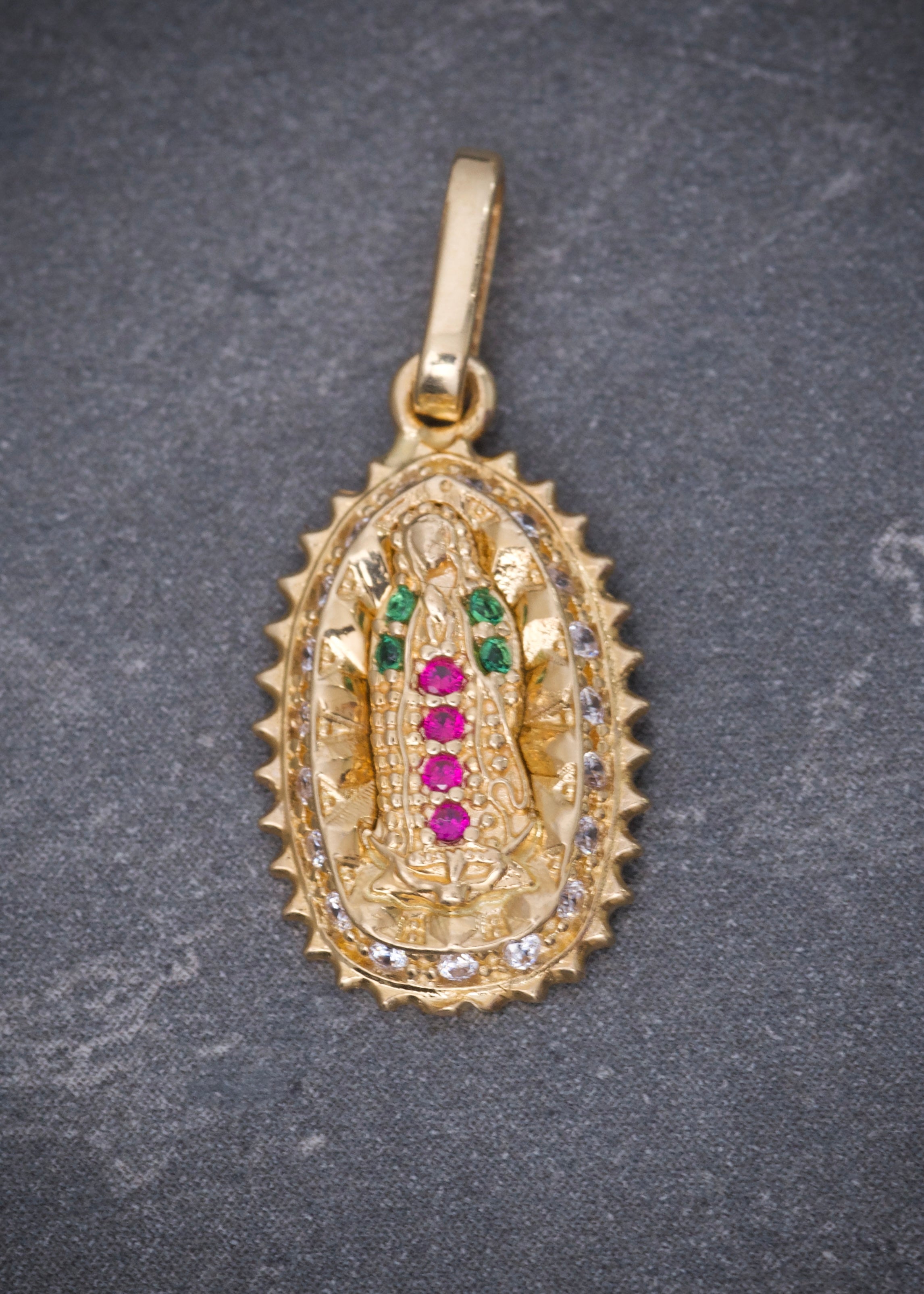 Dije virgen de guadalupe con swarovski verde 1.4gr / Largo 2.2cm / Oro Amarillo Nac B
