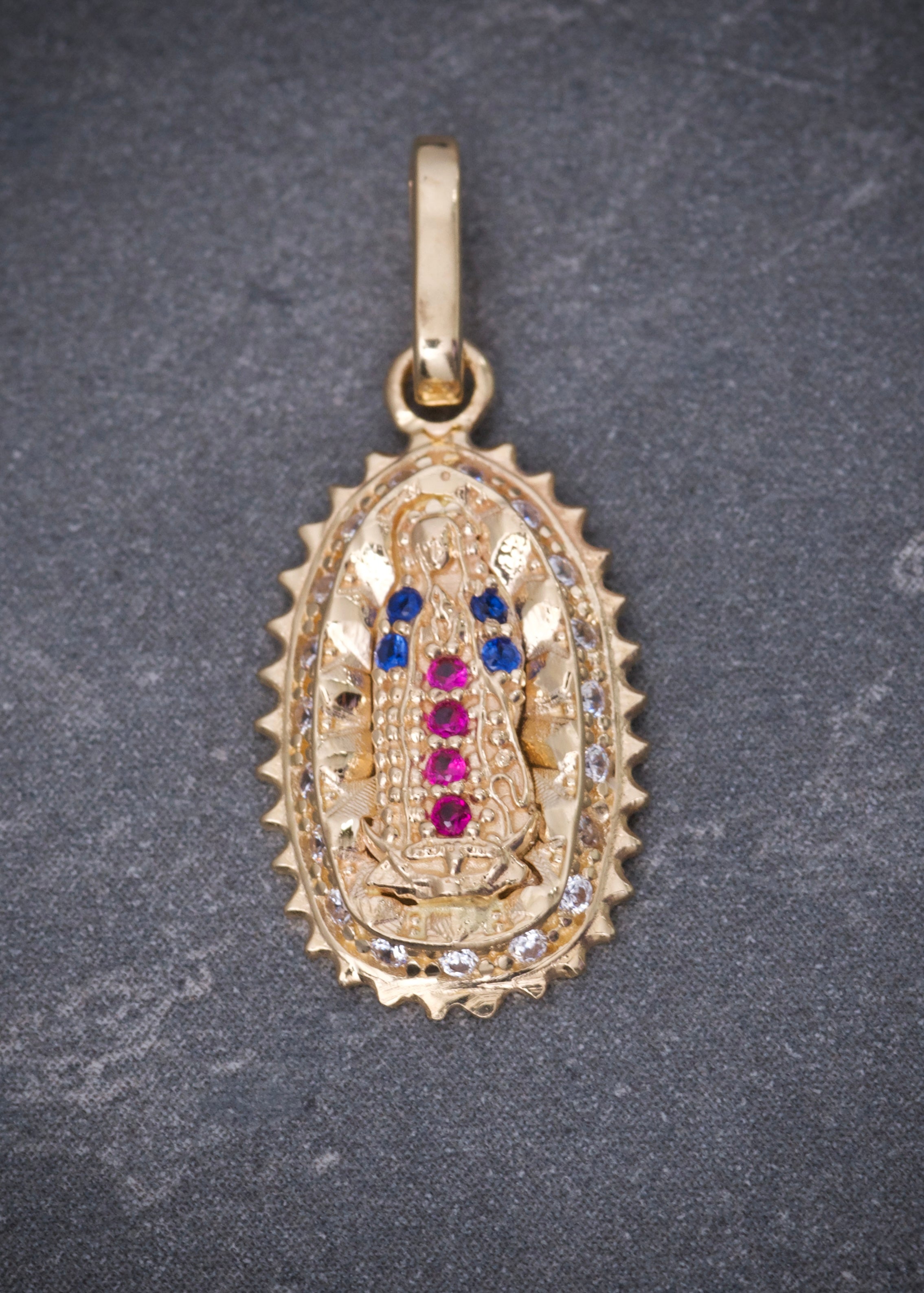 Dije virgen de guadalupe con swarovski azul 1.4gr / Largo 2.2cm / Oro Amarillo Nac B