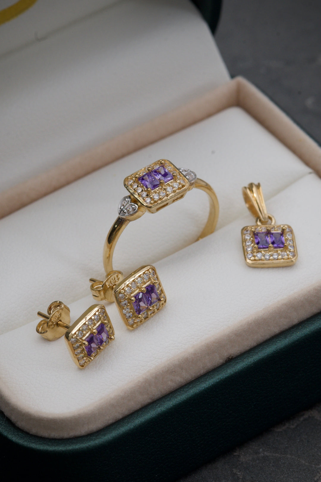 Topos Cuadrado COn SWarovskis Morados y blancos 1.8gr / LArgo 0.8cm — Oro Amarillo