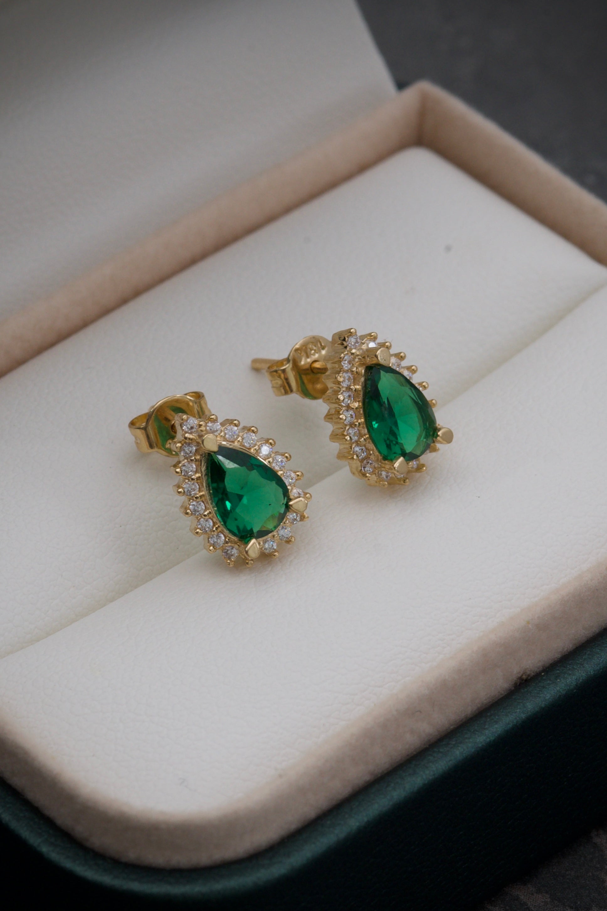 Topos de gota con swarovski verde 2.8gr / Largo 1.1cm / Oro Amarillo Nac M