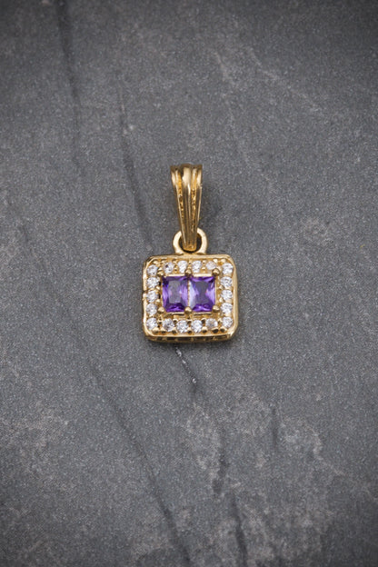 Dije Cuadrado Con Swarovski Morado y blanco 1gr / Largo 1.6cm / Oro Amarillo Nac B