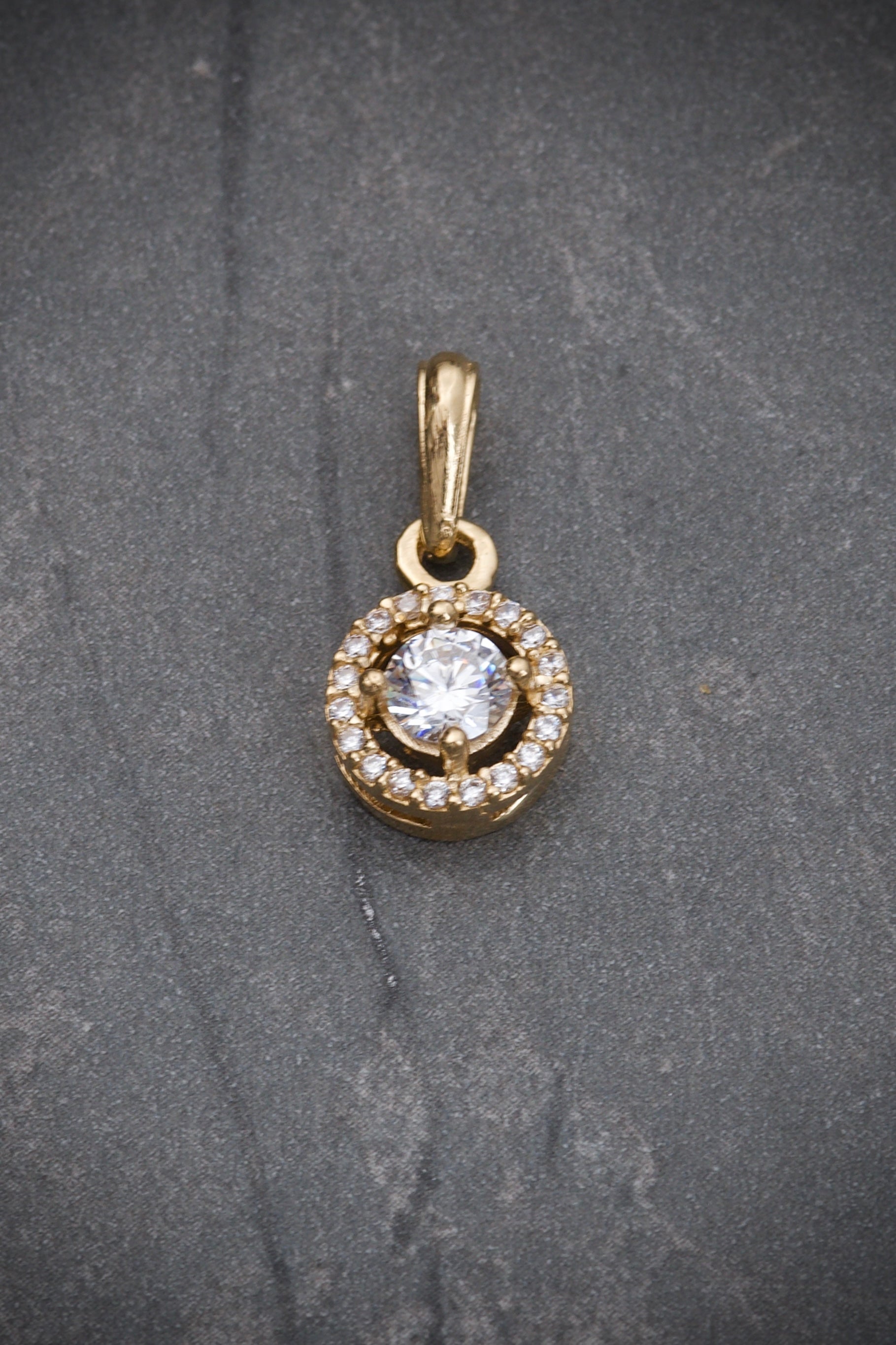 Dije Con SWarovski CENTRAl BLanco 1.65gr / Largo 1.8cm / Oro Amarillo Nac B