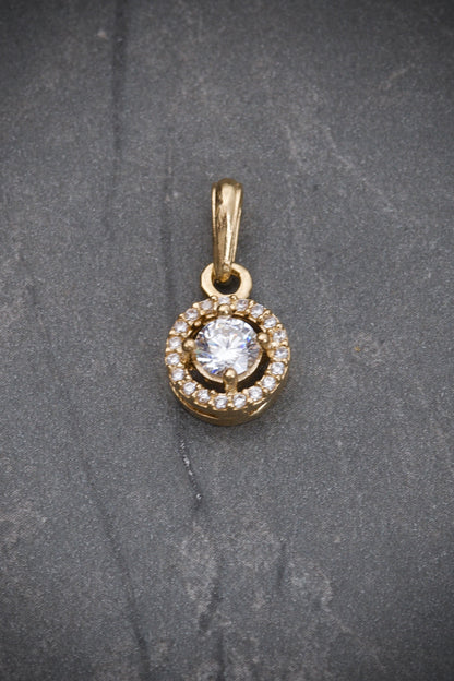 Dije Con SWarovski CENTRAl BLanco 1.65gr / Largo 1.8cm / Oro Amarillo Nac B
