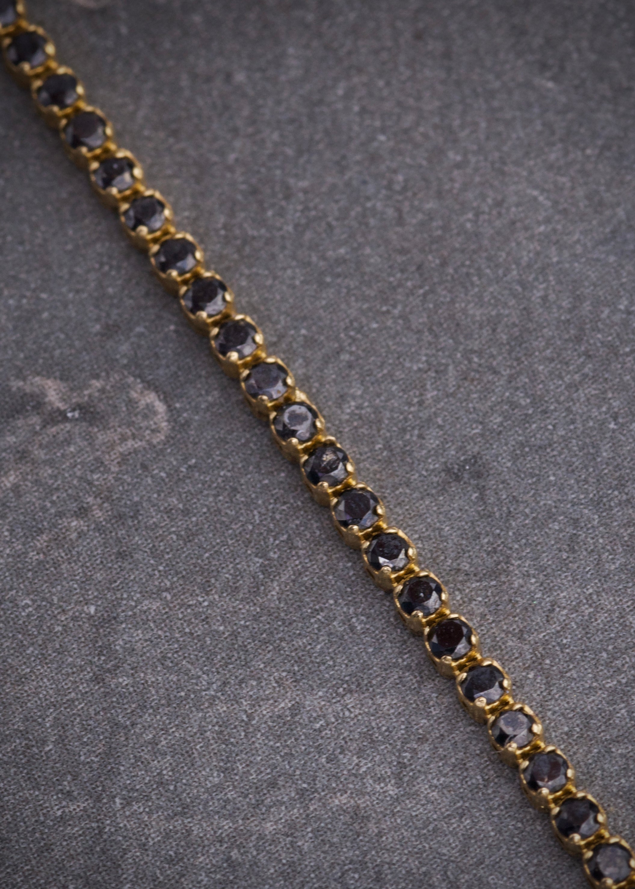 Pulso tenis con 141pts de diamantes negro 2.15gr / Largo 18cm / Oro Amarillo (Joya) M