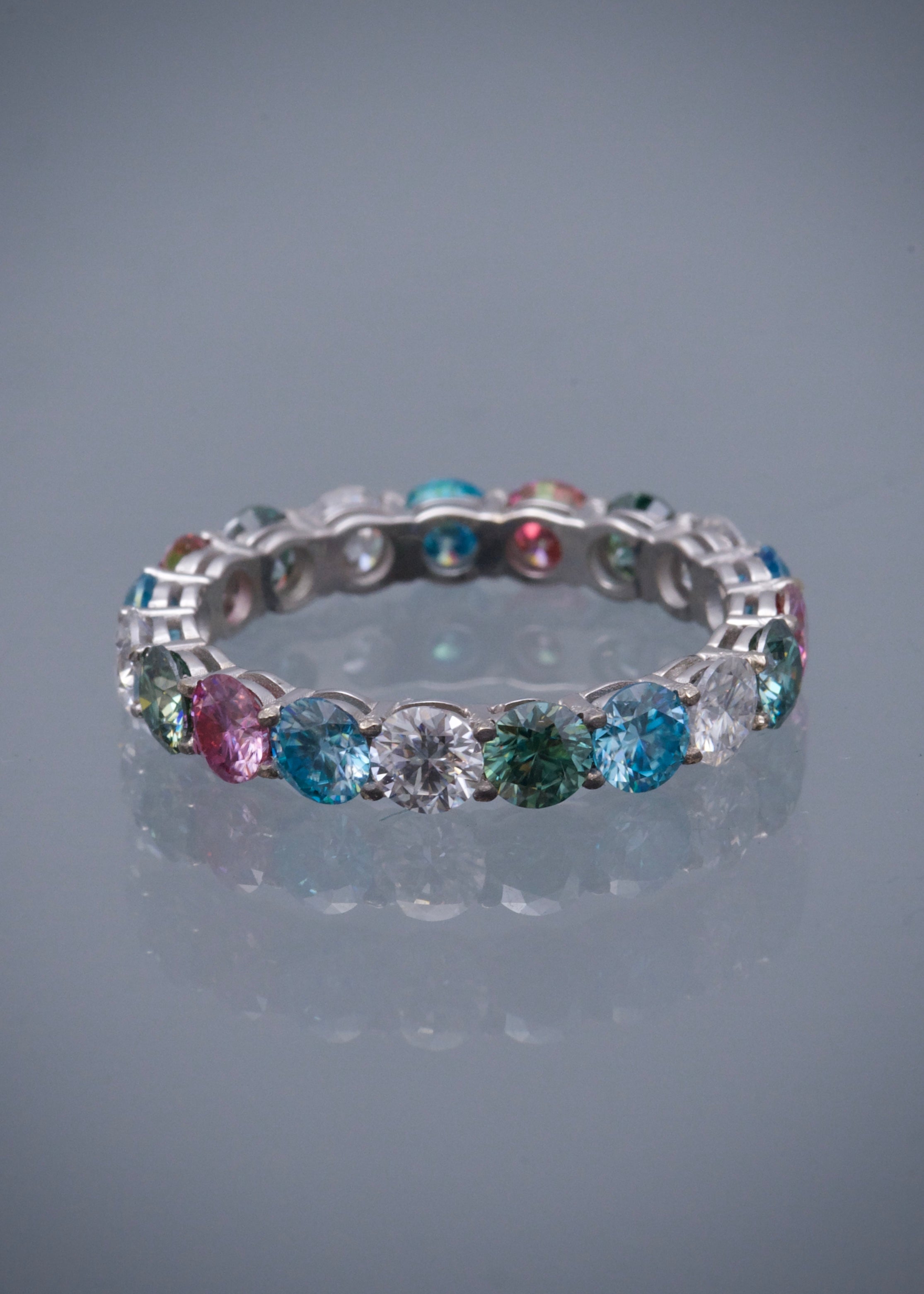 Anillo con 450pts de moissanita 3.3gr / TALLA 9 1/2 / Oro Blanco (Joya) M