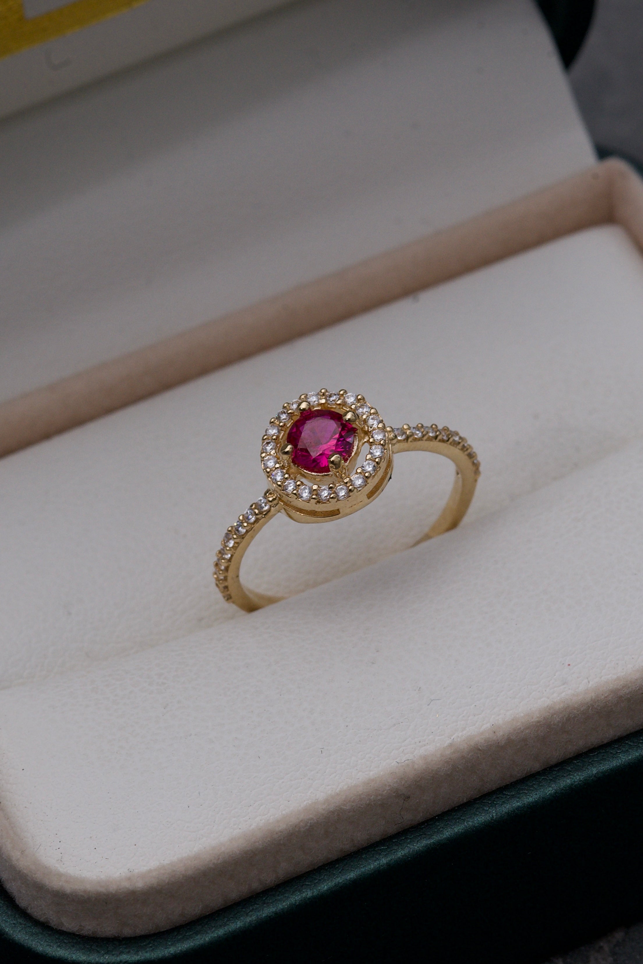 Solitario con swarovski fucsia y blanco 2.25gr / TALLA 5 3/4 / Oro Amarillo Nac P