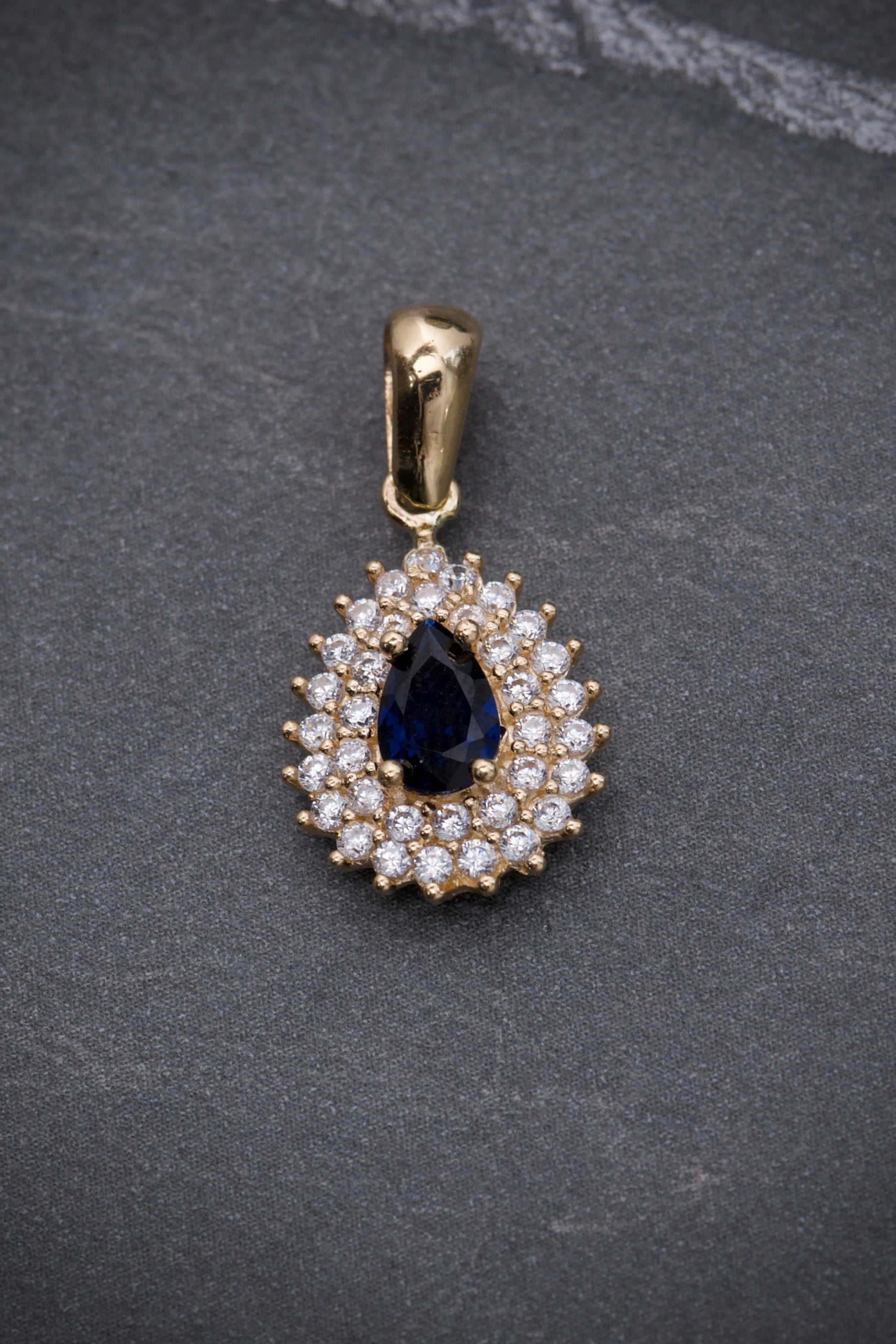 Dije lagrima con swarovski azul oscuro y blanco 1.8gr / Largo 2cm / Oro Amarillo Nac P