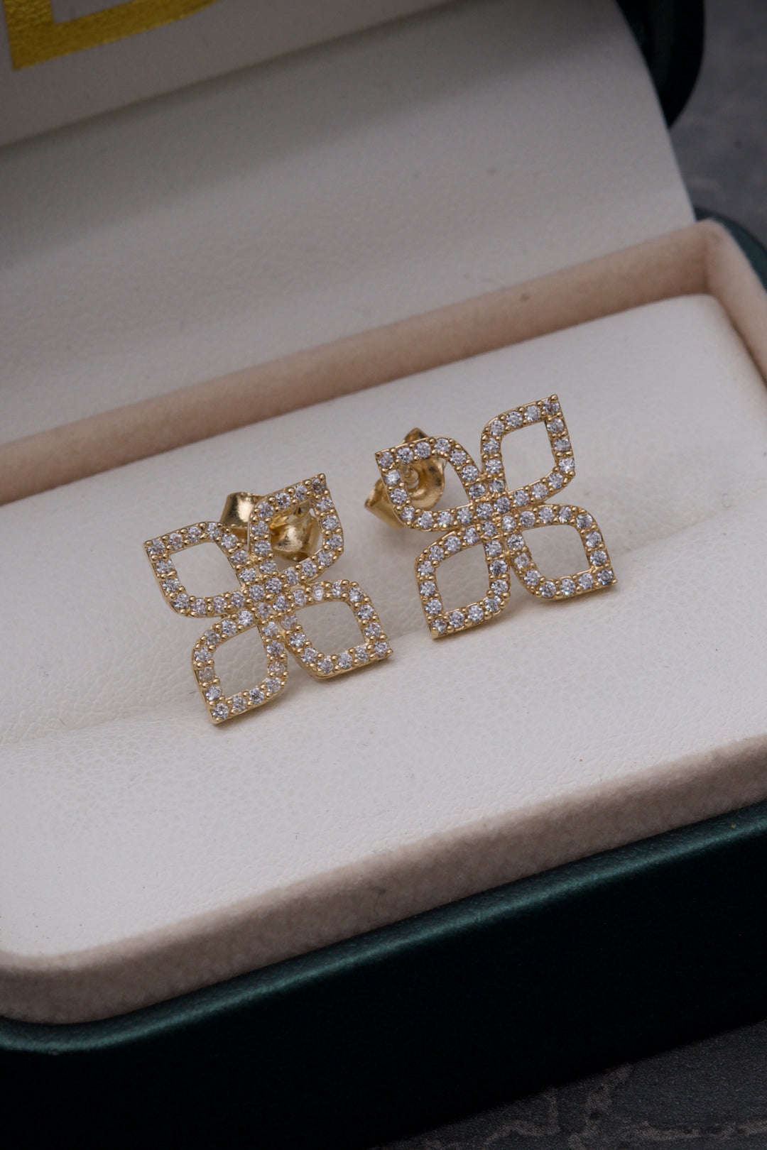 Topos de flor con swarovksi blanco 2.6gr / Largo 1 cm — Oro Amarillo