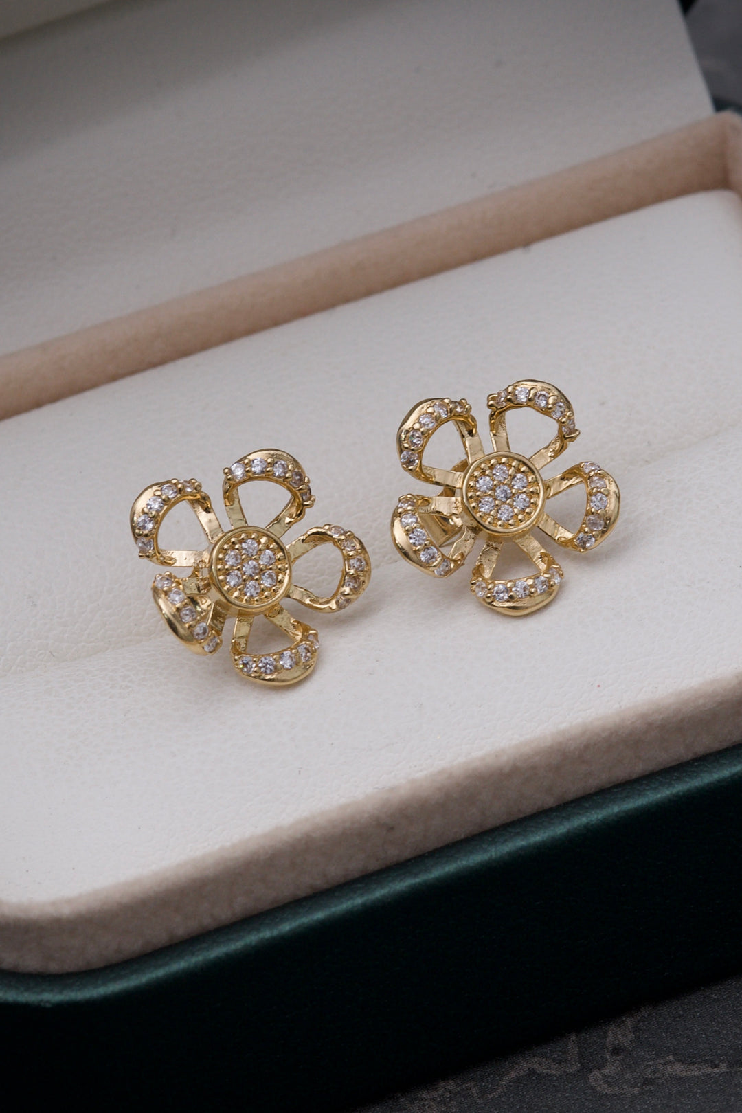 Topos de flor con swrovski blanco 2.75gr / Largo 1cm — Oro Amarillo