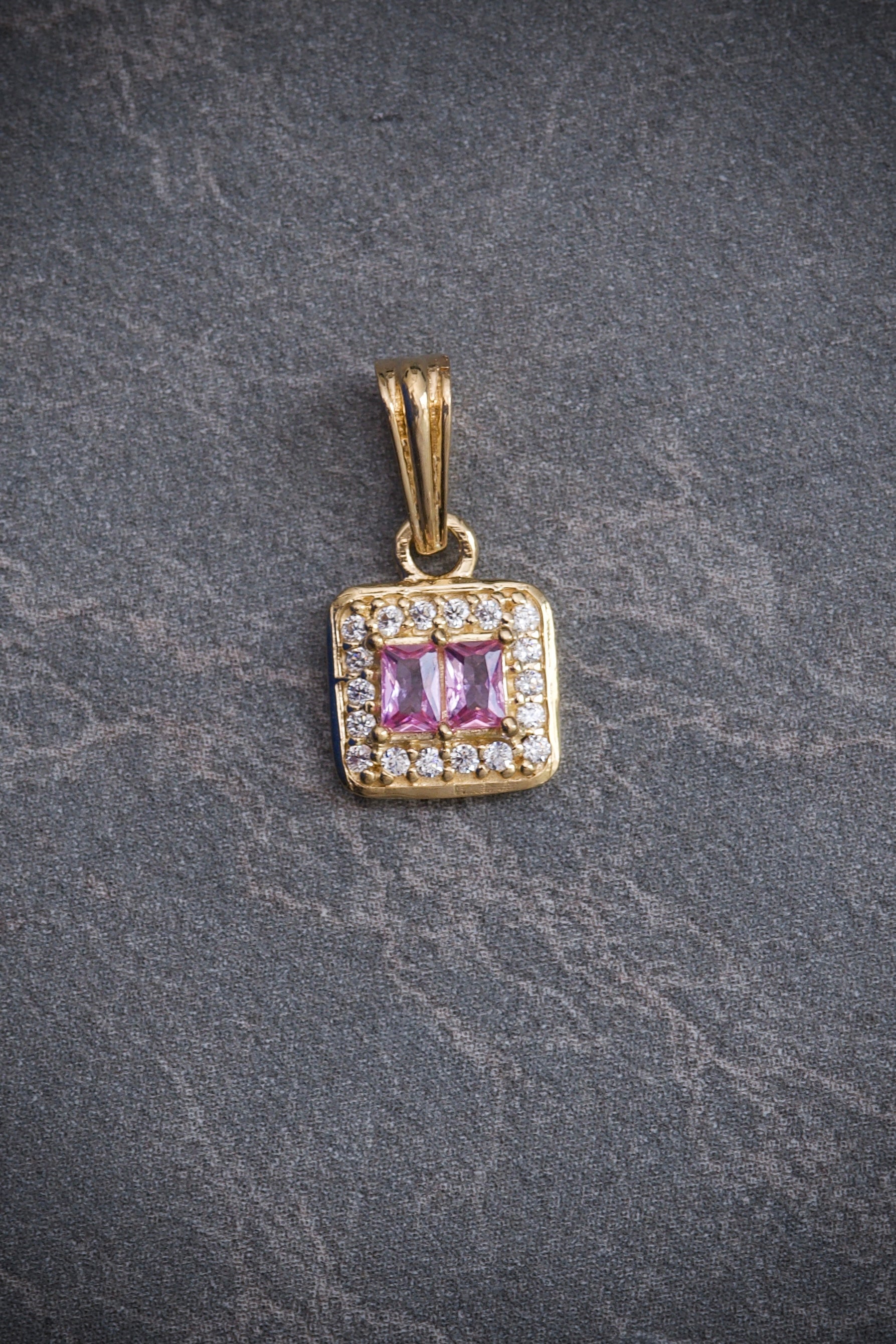 Dije CUAdrado Con Swarovski CENTRal Rosados 1gr / Largo 1.5cm / Oro Amarillo Nac M