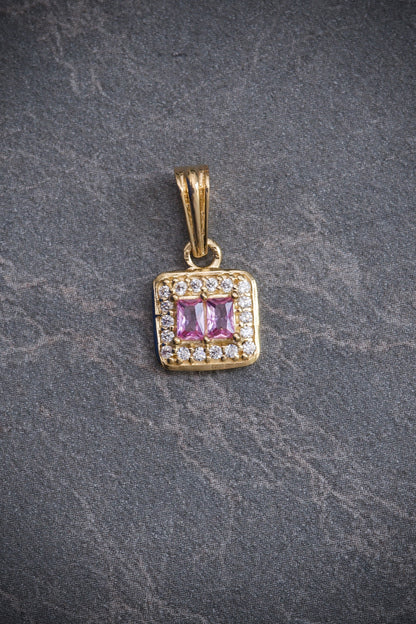 Dije CUAdrado Con Swarovski CENTRal Rosados 1gr / Largo 1.5cm / Oro Amarillo Nac M