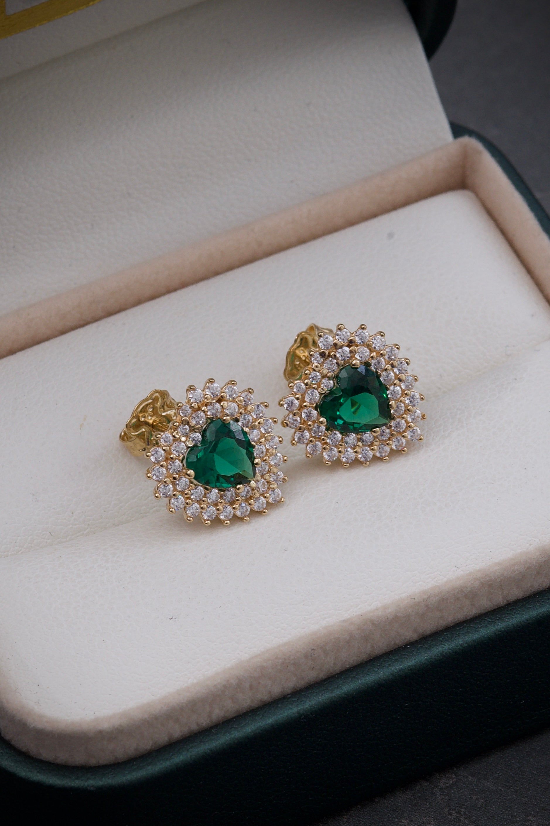 Topos de corazon con swarovski verde 3.85gr / Largo 1.2cm / Oro Amarillo Nac M