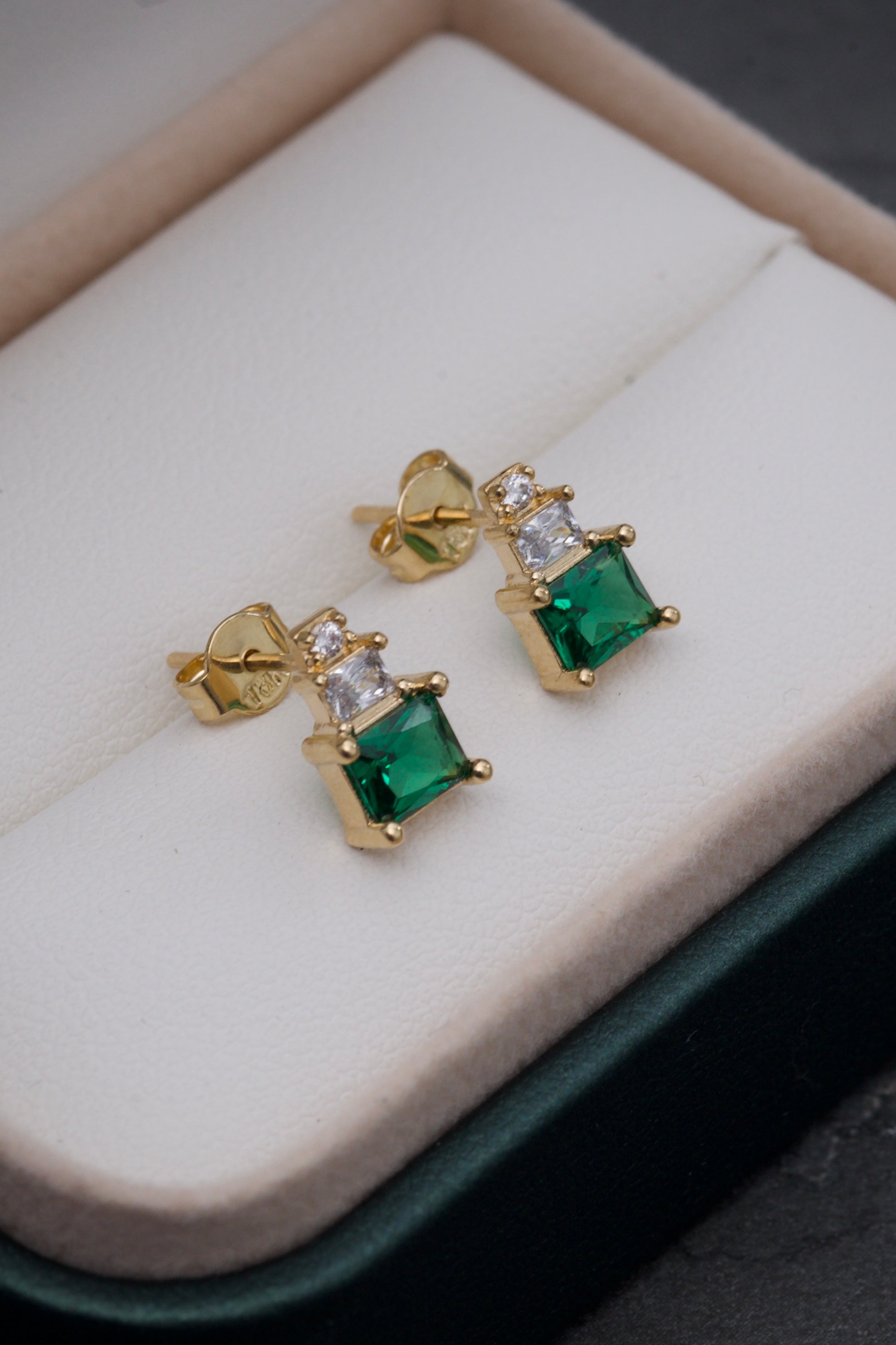 Topos cuadrados Con Swarovski verde 2.1gr / Largo 0.9cm / Oro Amarillo Nac M