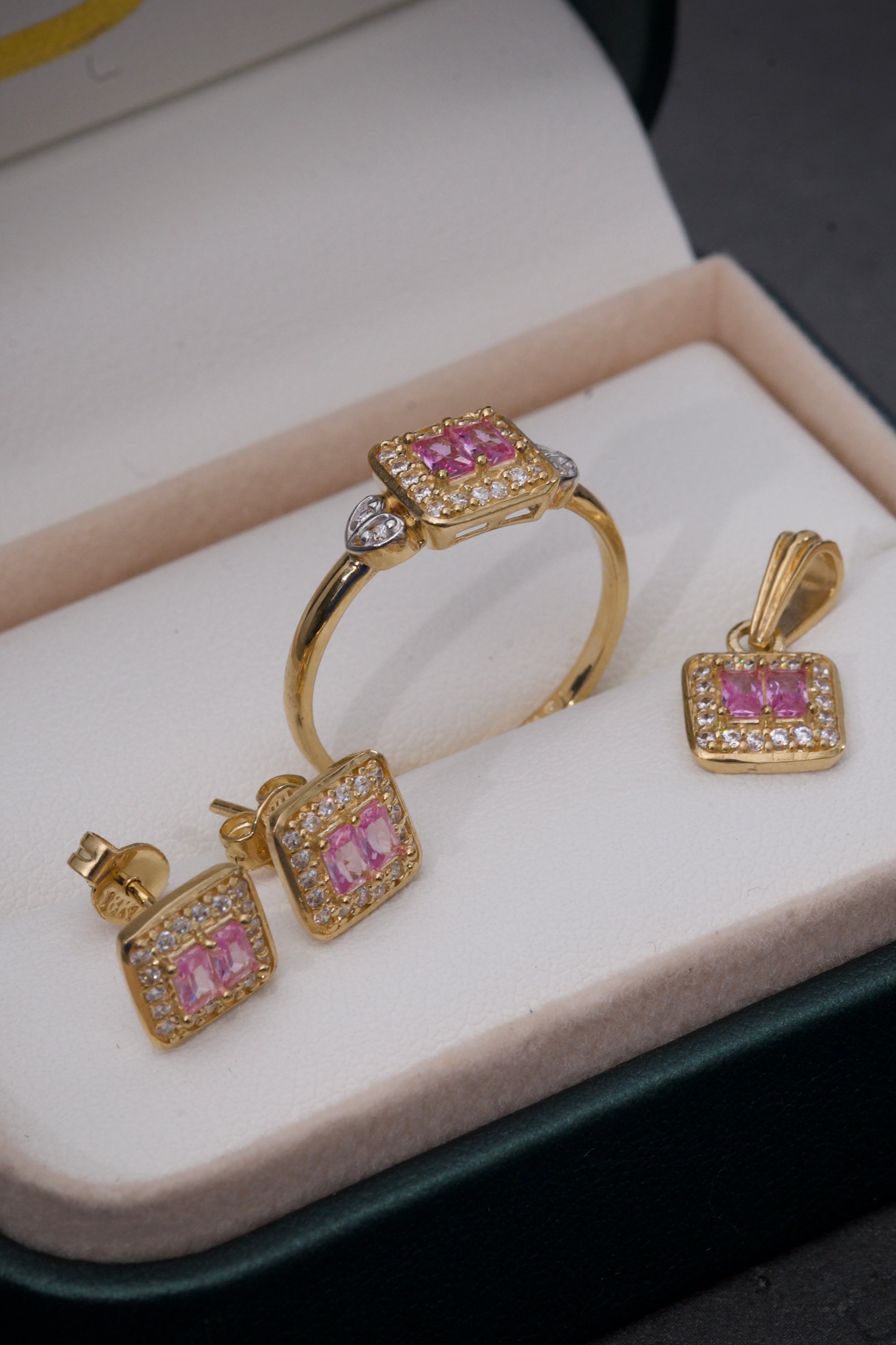 Dije CUAdrado Con Swarovski CENTRal Rosados 1gr / Largo 1.5cm / Oro Amarillo Nac M