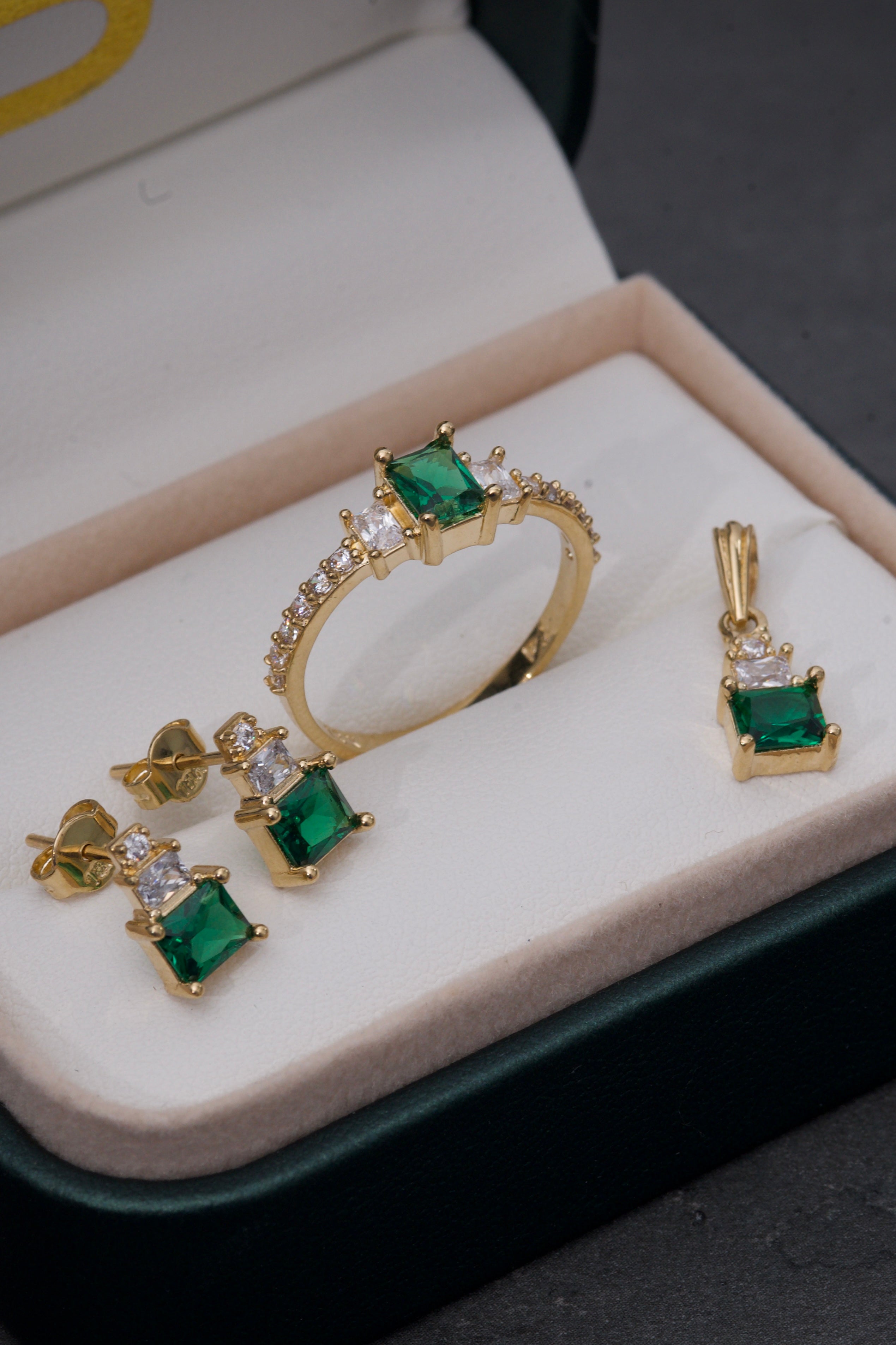 Topos cuadrados Con Swarovski verde 2.1gr / Largo 0.9cm / Oro Amarillo Nac M