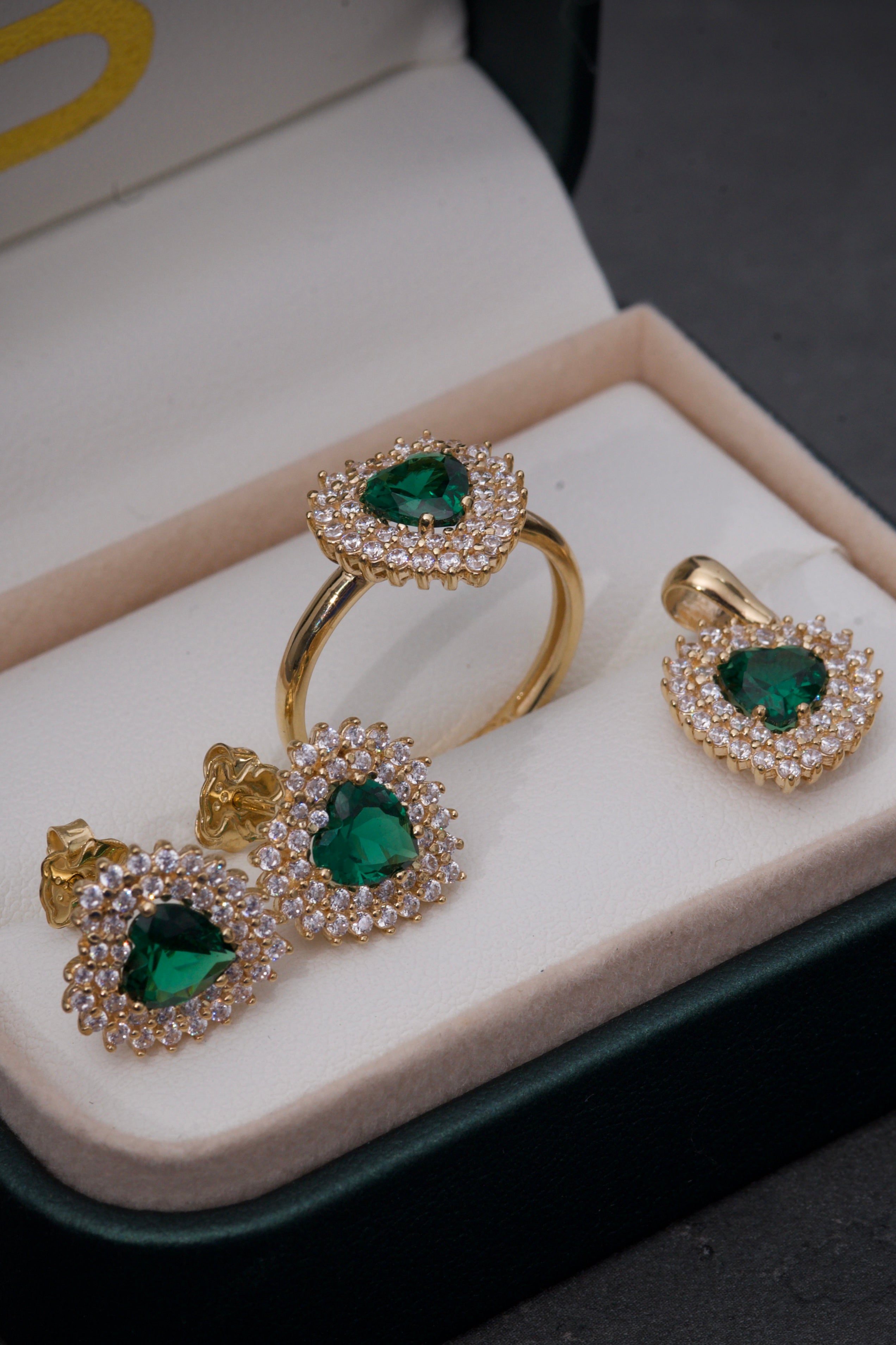 Topos de corazon con swarovski verde 3.85gr / Largo 1.2cm / Oro Amarillo Nac M
