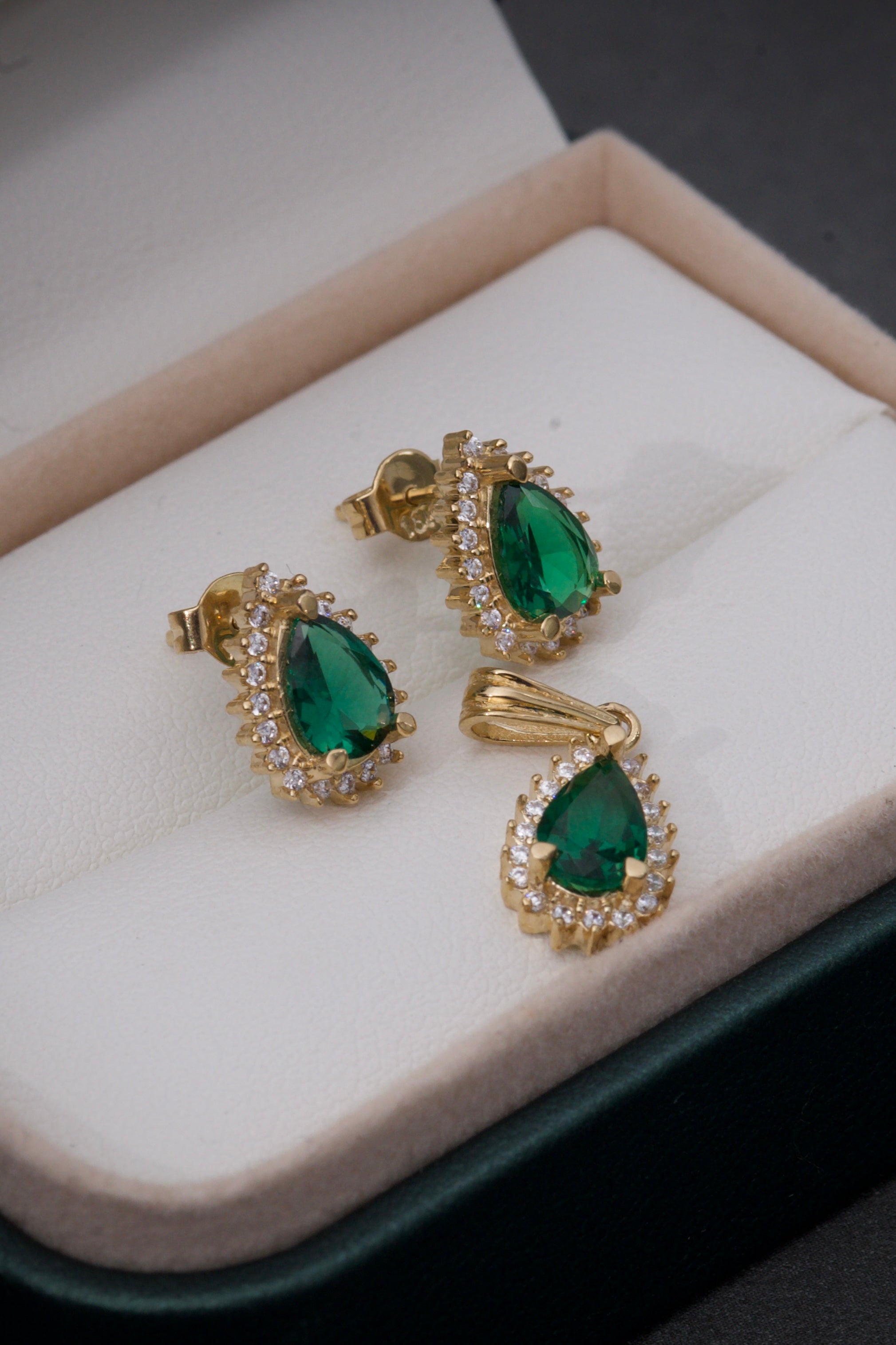 Topos de gota con swarovski verde 2.8gr / Largo 1.1cm / Oro Amarillo Nac M