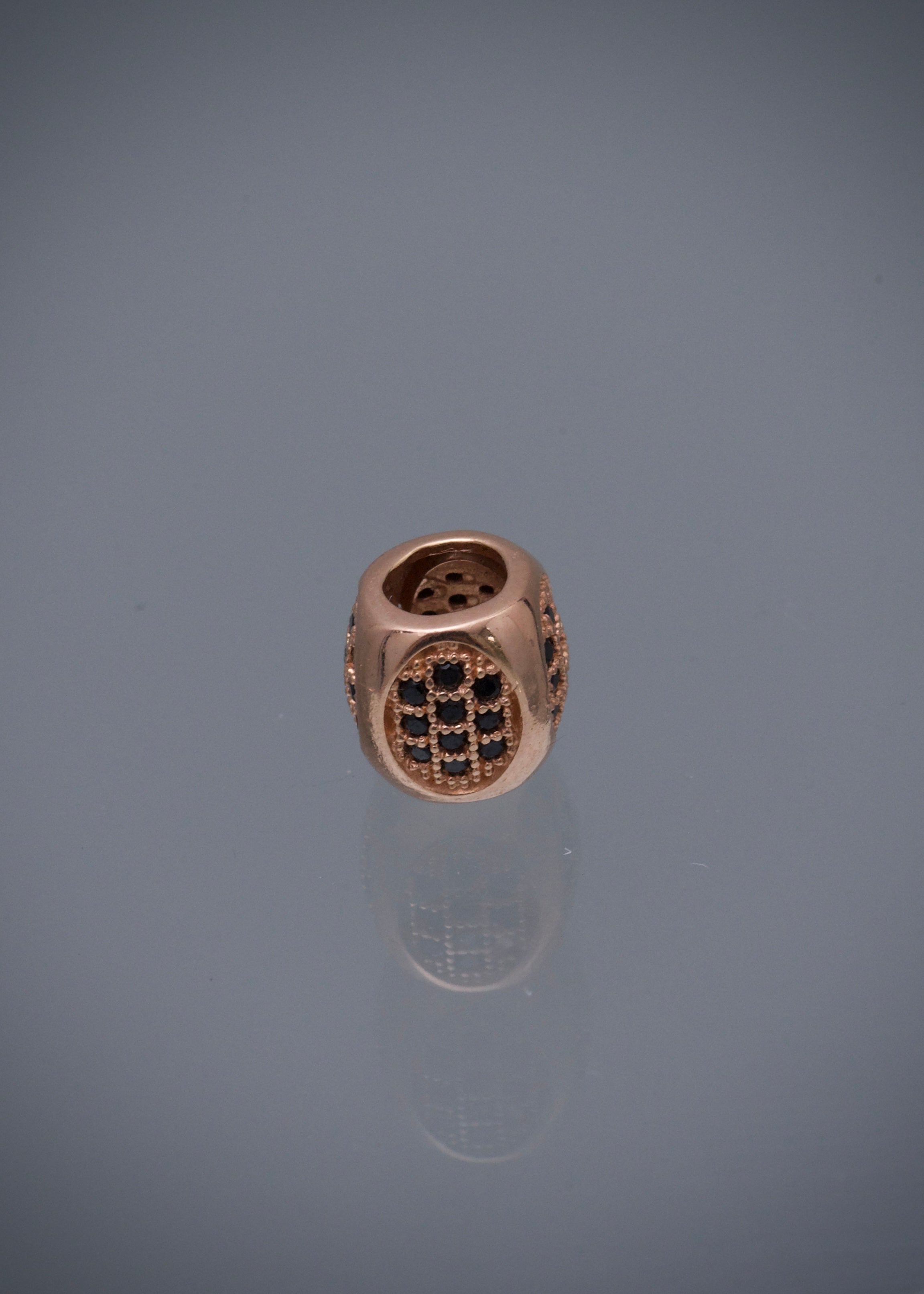 Herraje con swarovski negro 1.35gr / Largo 0.7cm / Oro Rosado Nac B