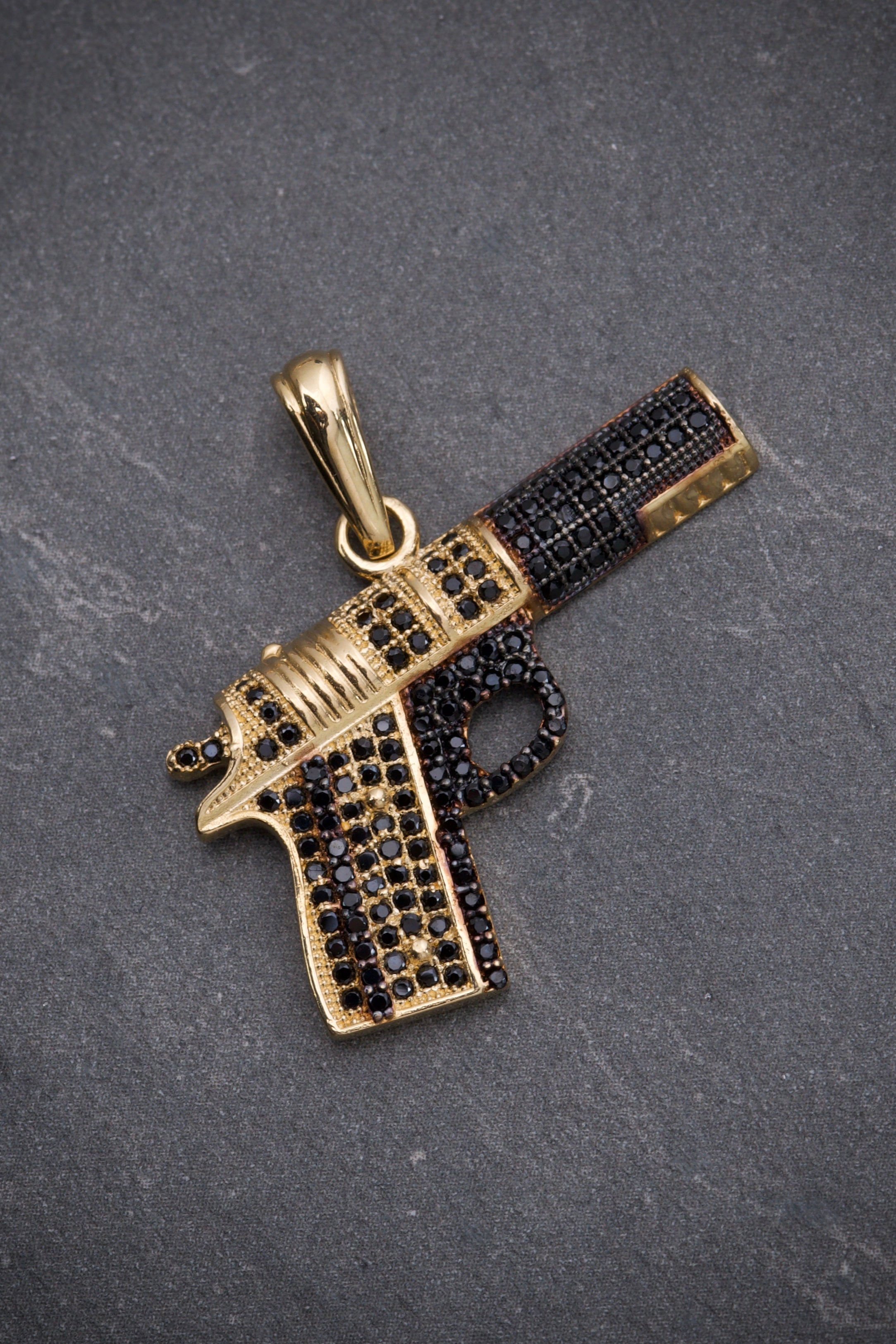 Dije DE PIStola CON Swarovski NEgro 4.8gr / Largo 3.1cm / Oro Amarillo Nac B