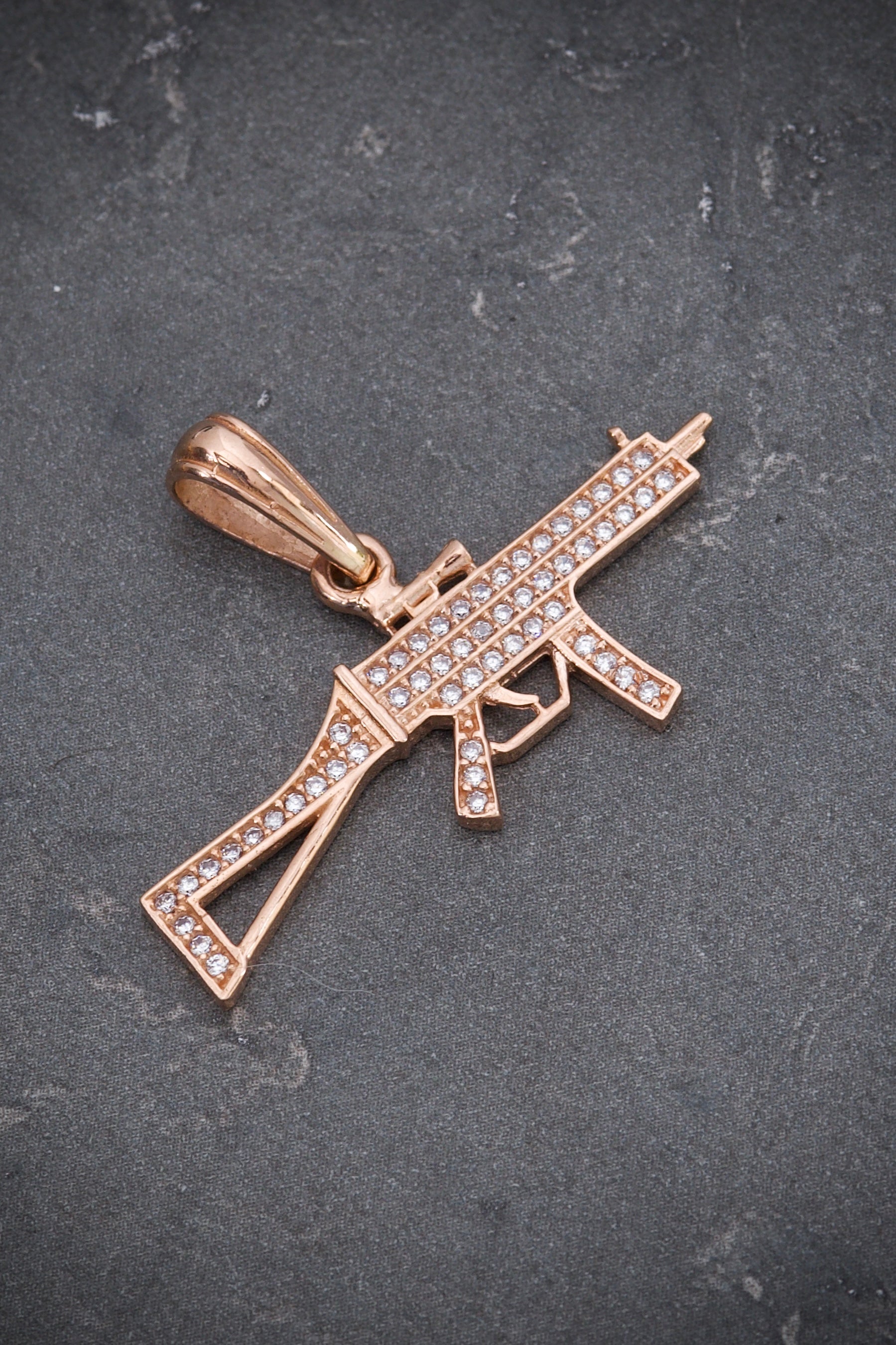 Dije de ametralladora con swarovski blanco 2.6gr / Largo 2cm / Oro Rosado Nac M