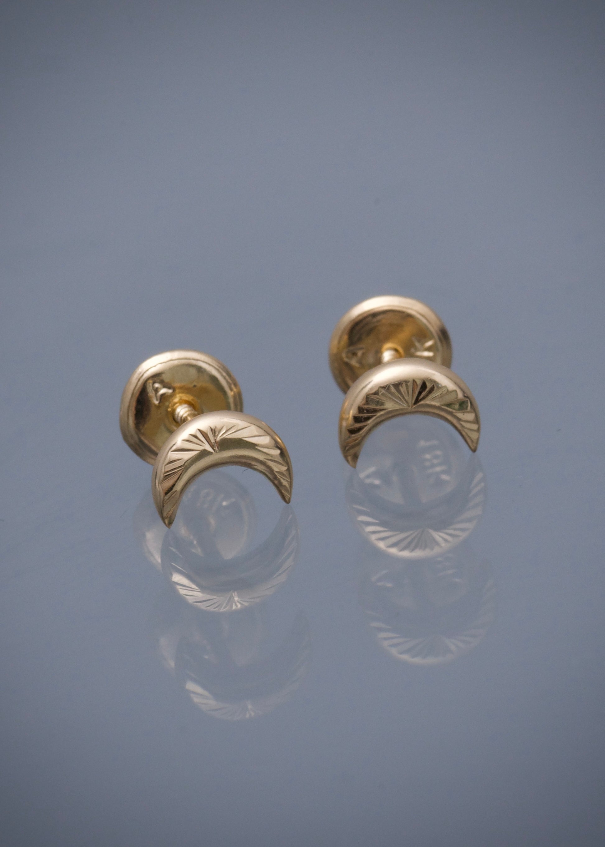 Topos luna diamantada 0.5gr / Largo 0.63cm / Oro Amarillo Nac B