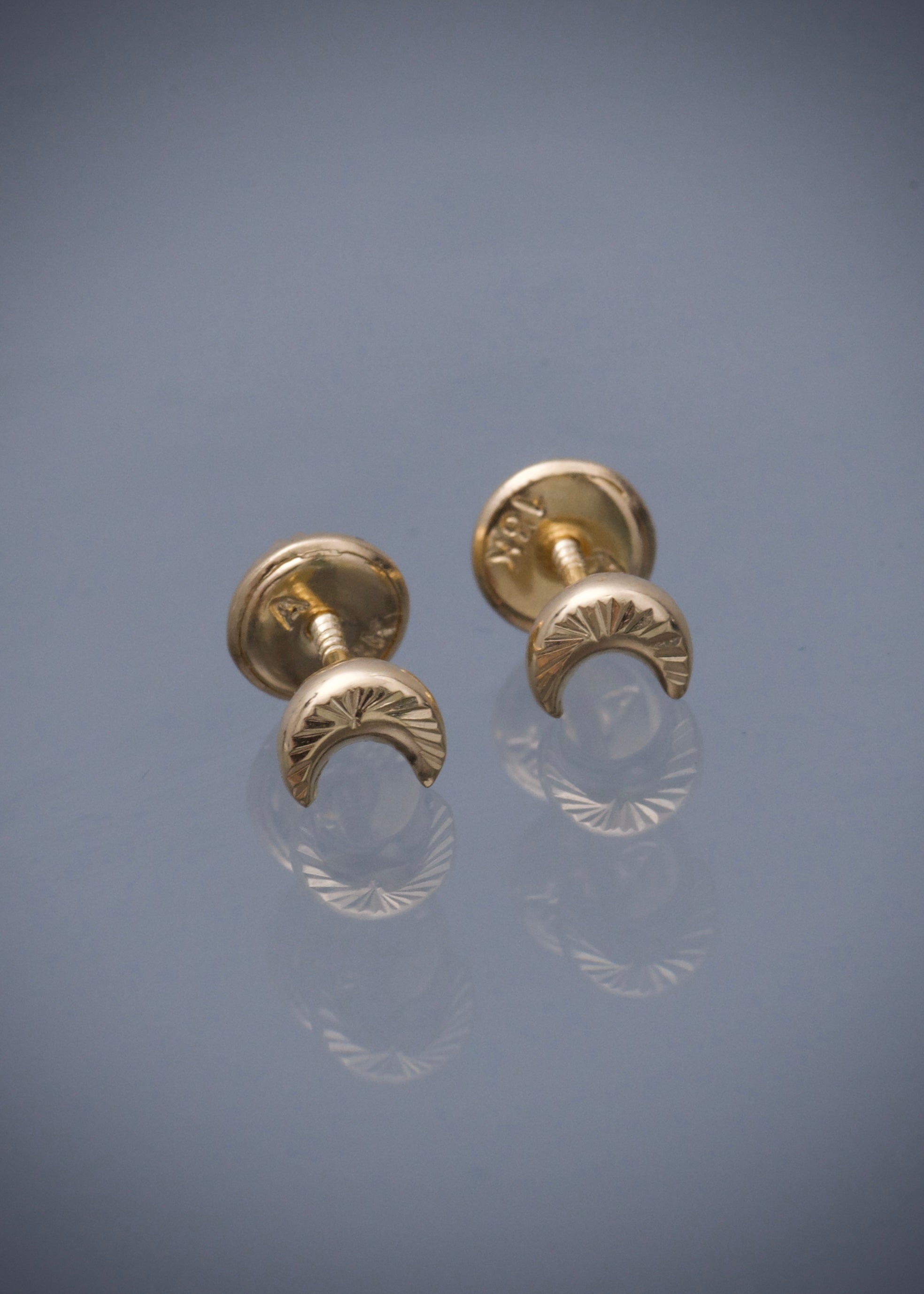 Topos Luna diamantado 0,45gr / Largo 0,48cm / Oro Amarillo Nac M