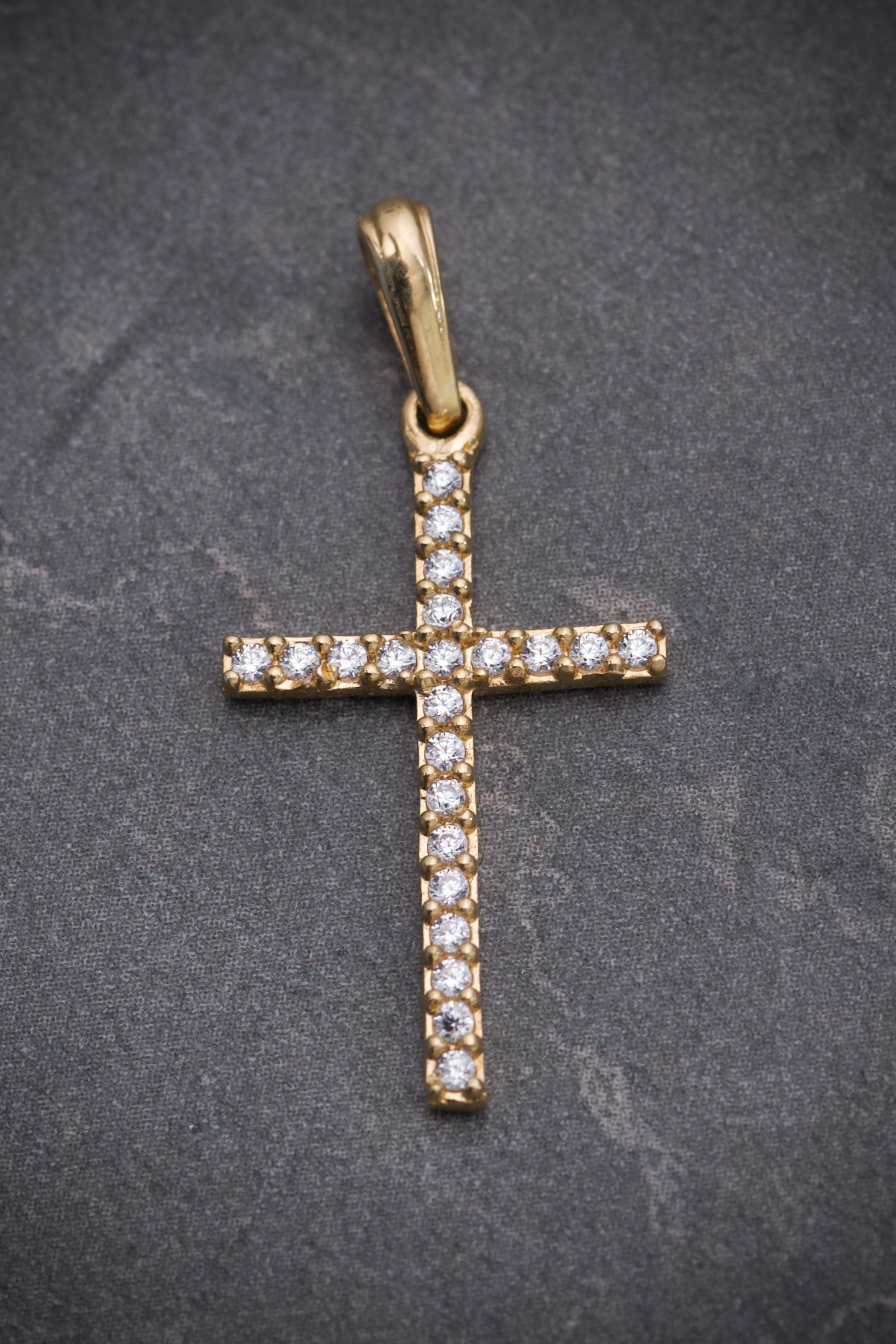 Dije de cruz con swarovski blanco 1.25gr / Largo 3cm / Oro Amarillo Nac M