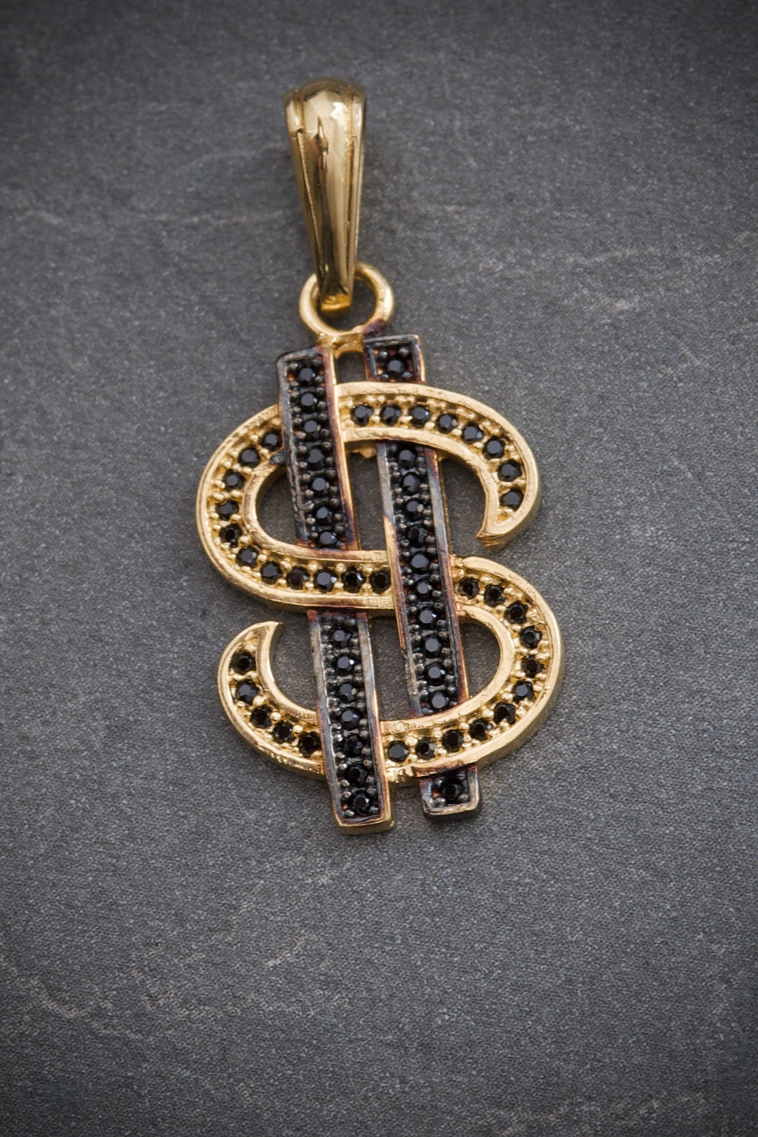 Dije Signo De Peso Con Swarovski Negro 3.25gr / Largo 3.3cm — Oro Amarillo