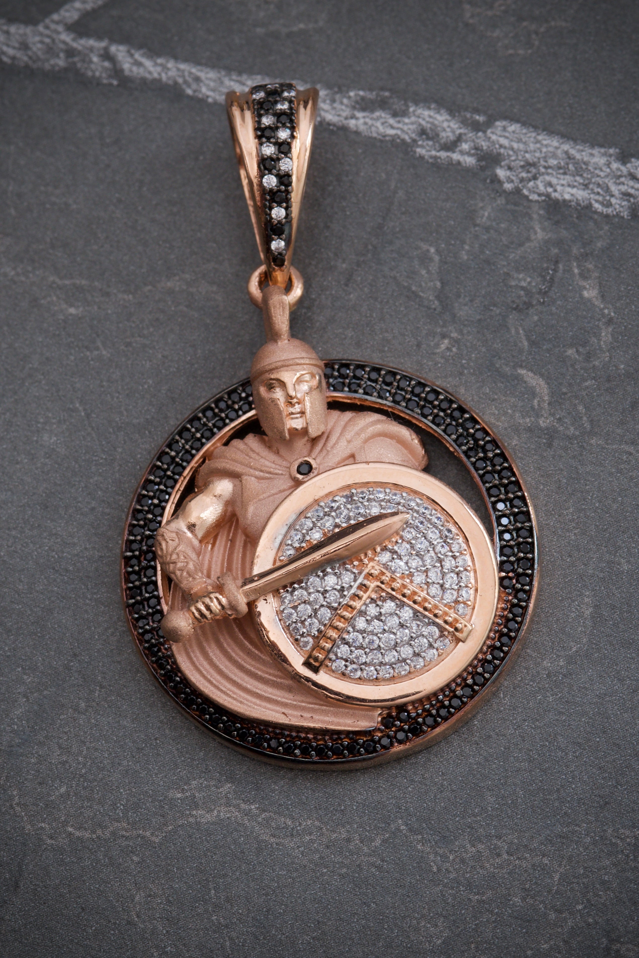 Dije Medalla De Gladiador Con Swarovski 15.7gr / Largo 5.2cm / Oro Rosado Nac B