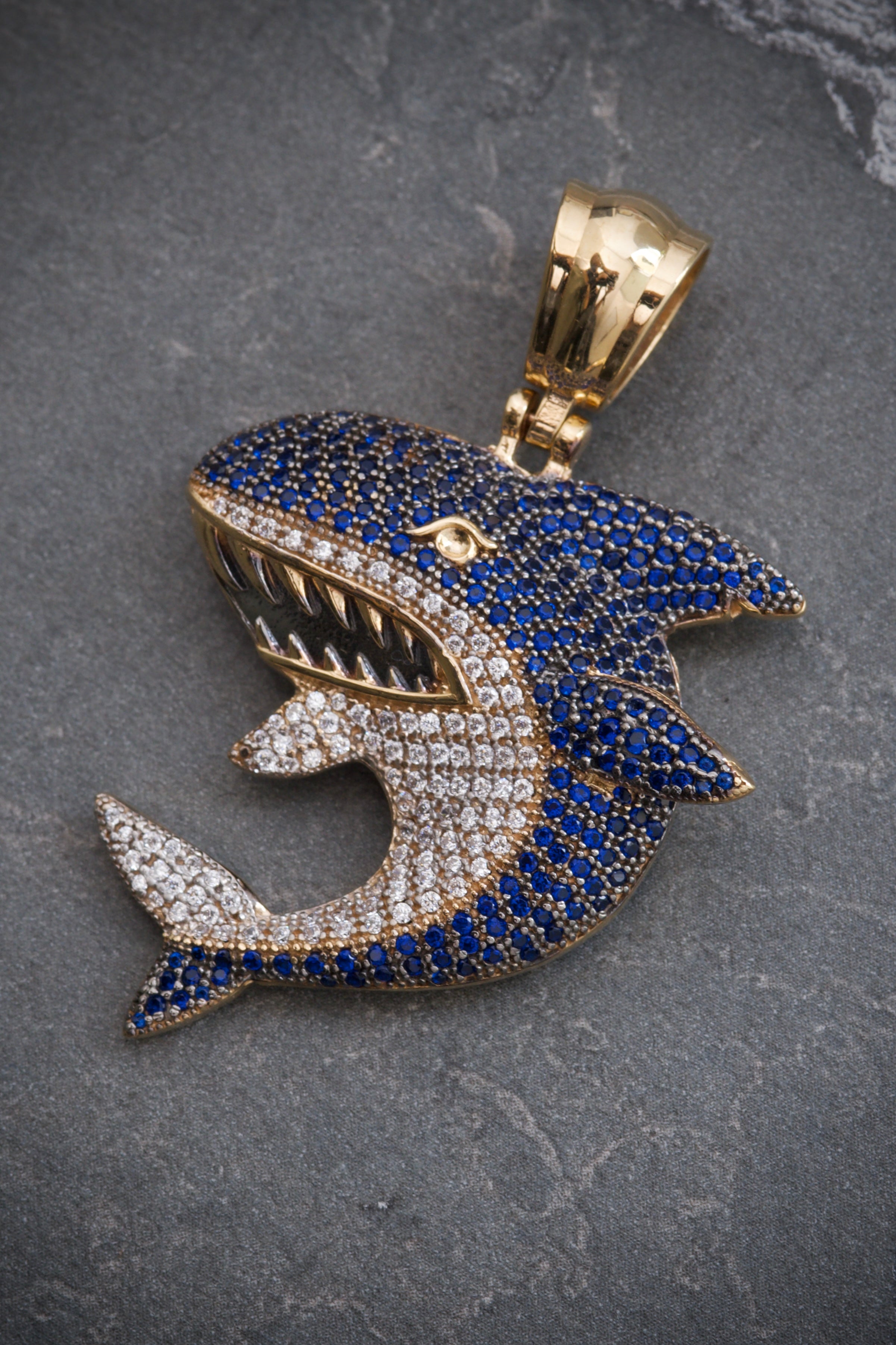 Dije  tiburon con swarovski azul y blanco 13.7gr / Largo 5cm / Oro Amarillo Nac M