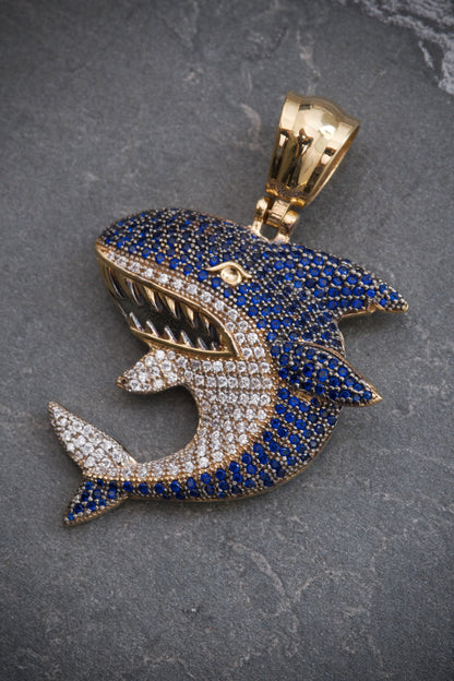 Dije  tiburon con swarovski azul y blanco 13.7gr / Largo 5cm / Oro Amarillo Nac M