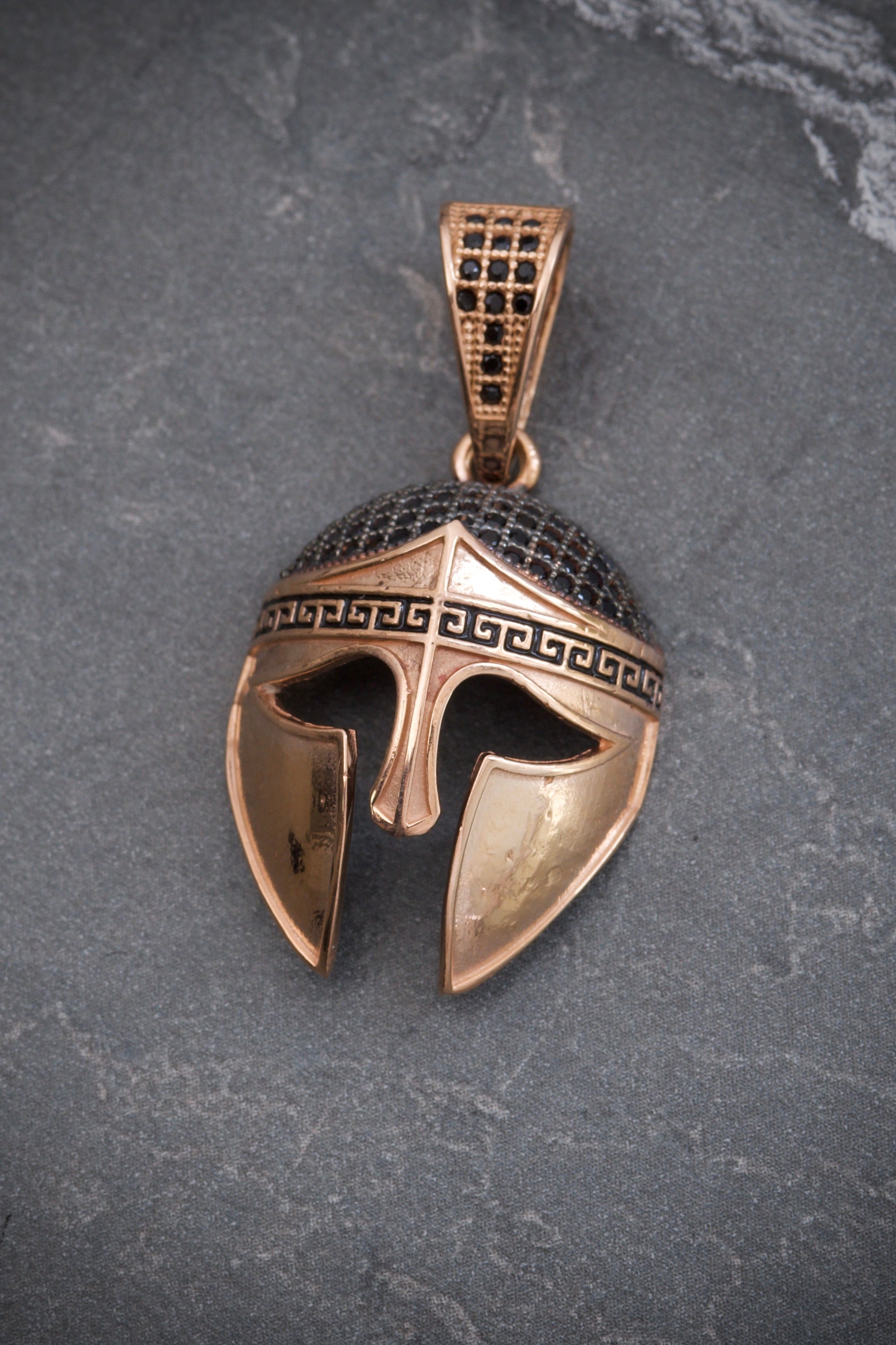 Dije casco de gladiador 4.95gr / Largo 3.5cm / Oro Rosado Nac M